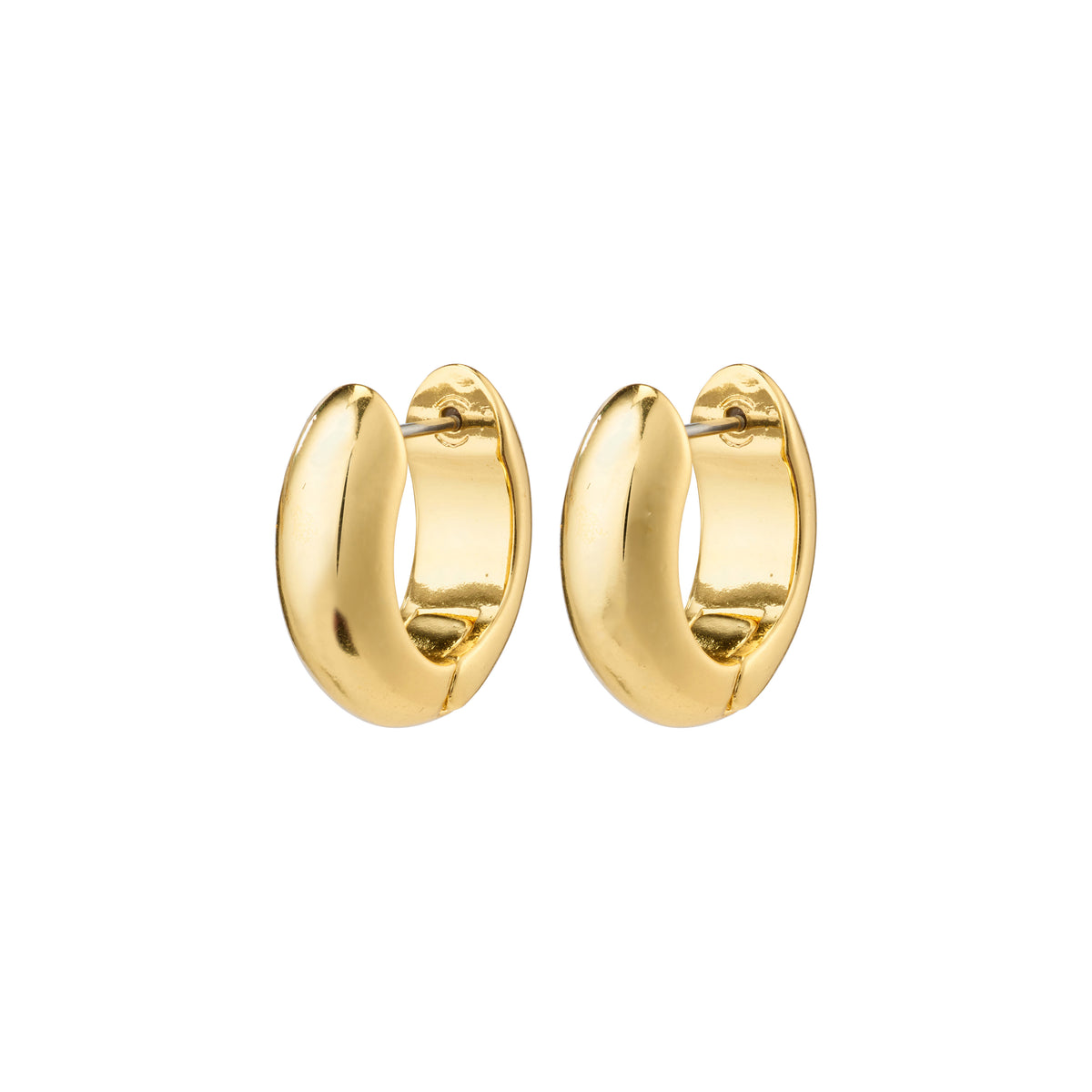 MINE chunky huggie hoops gold-plated, featuring a soft, shiny design, perfect for a classy yet effortless look. Crafted sustainably from 99% recycled materials.