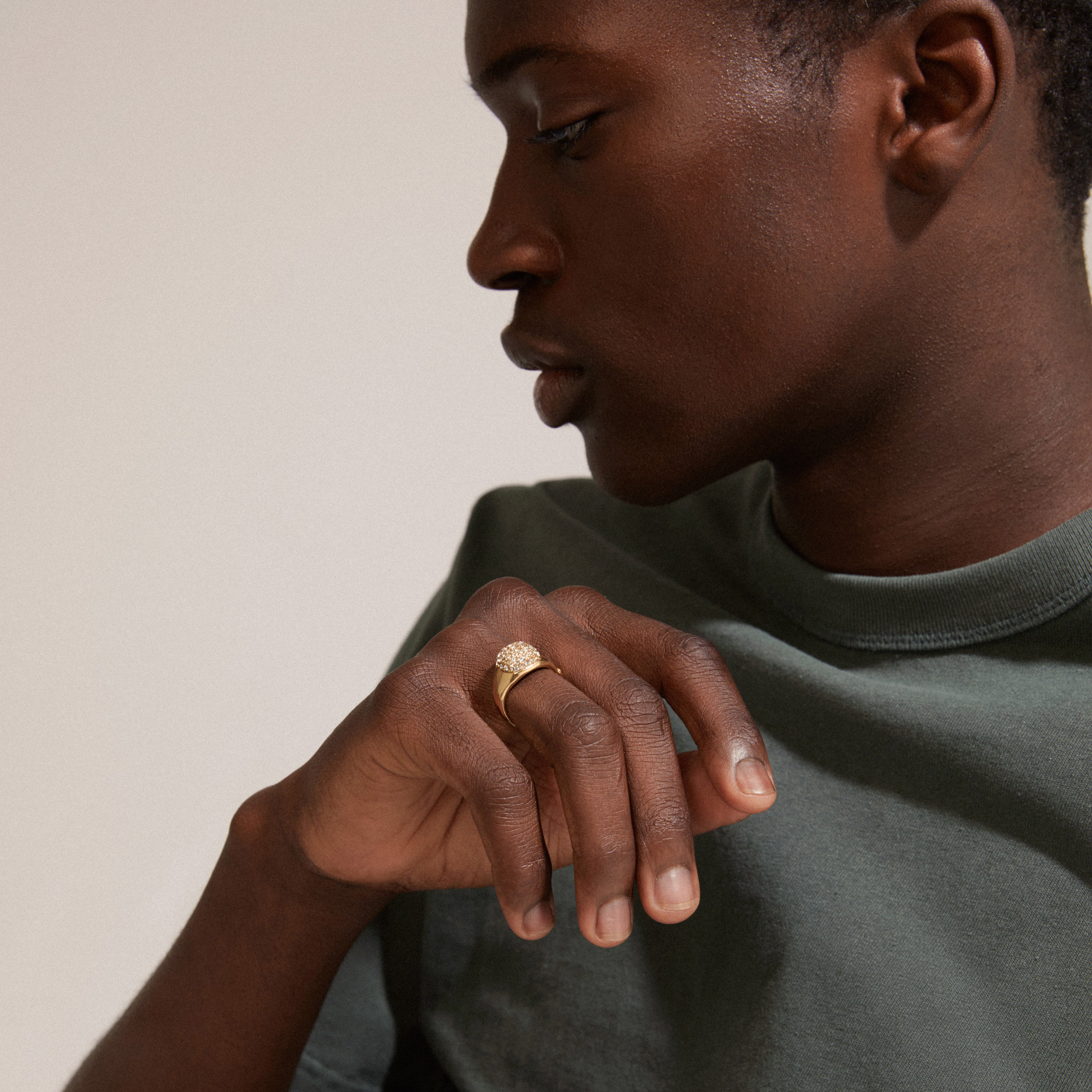 CINDY crystal ring gold-plated worn by a man, showcasing its elegant simplicity and sparkling Preciosa crystals, embodying Pilgrim's timeless Scandinavian design.