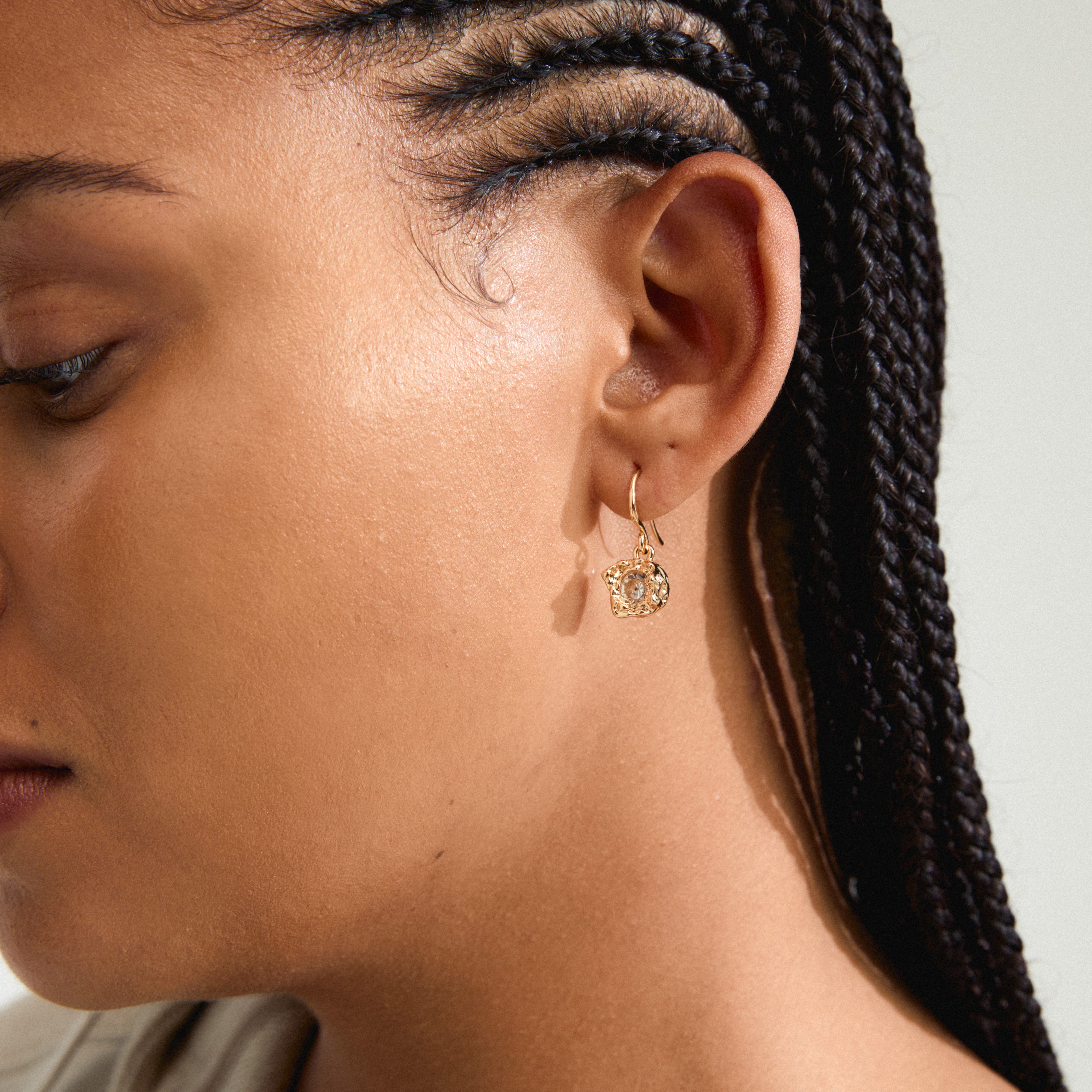 CALLUM earrings gold-plated feature a large Preciosa crystal in an organic design, adding sparkle and class to any look, crafted with 79% recycled materials.