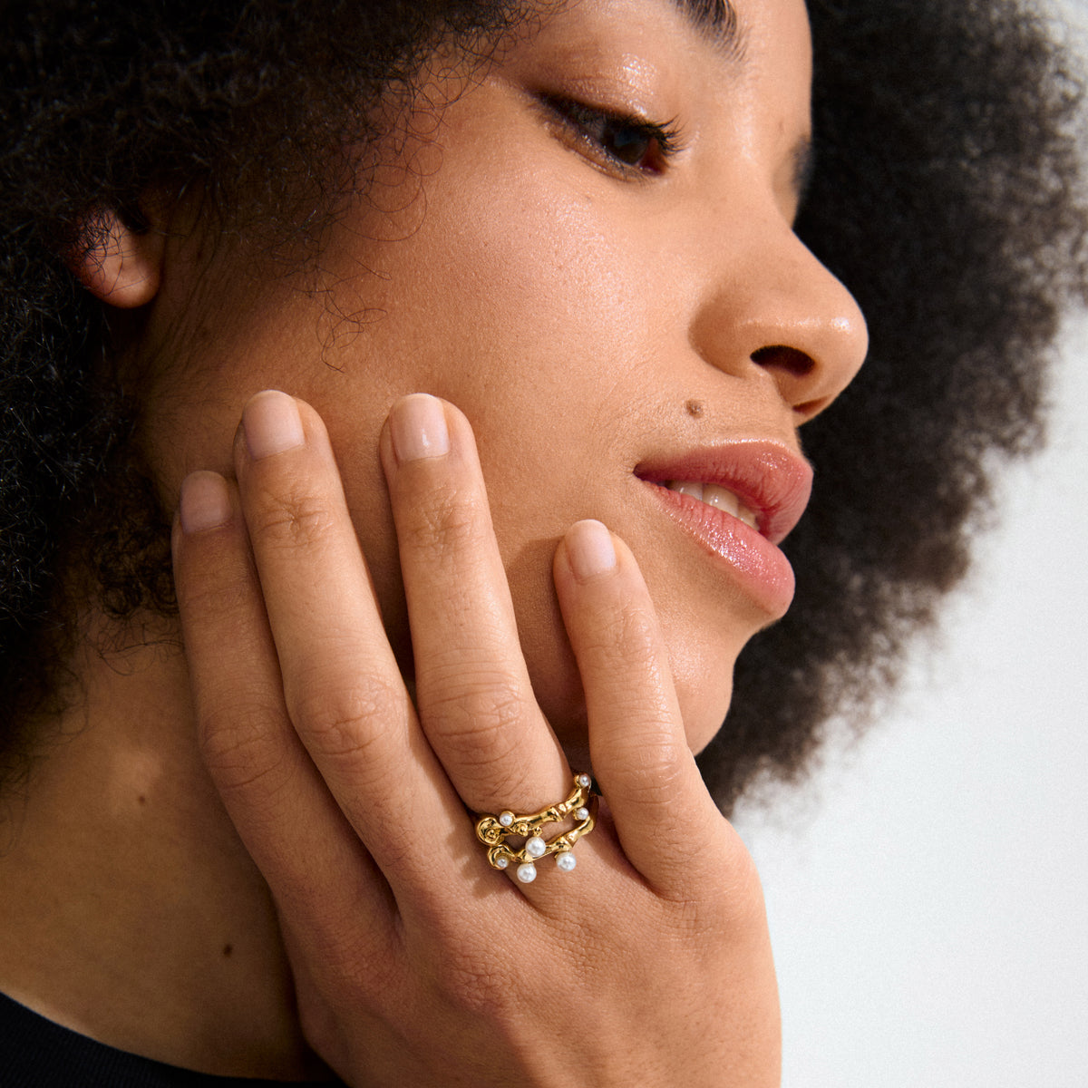 HADLEY rings, 2-in-1 set; gold-plated design with tiny bubbles and pearlescent beads, capturing morning dewdrops' essence for a trendy, sophisticated style.