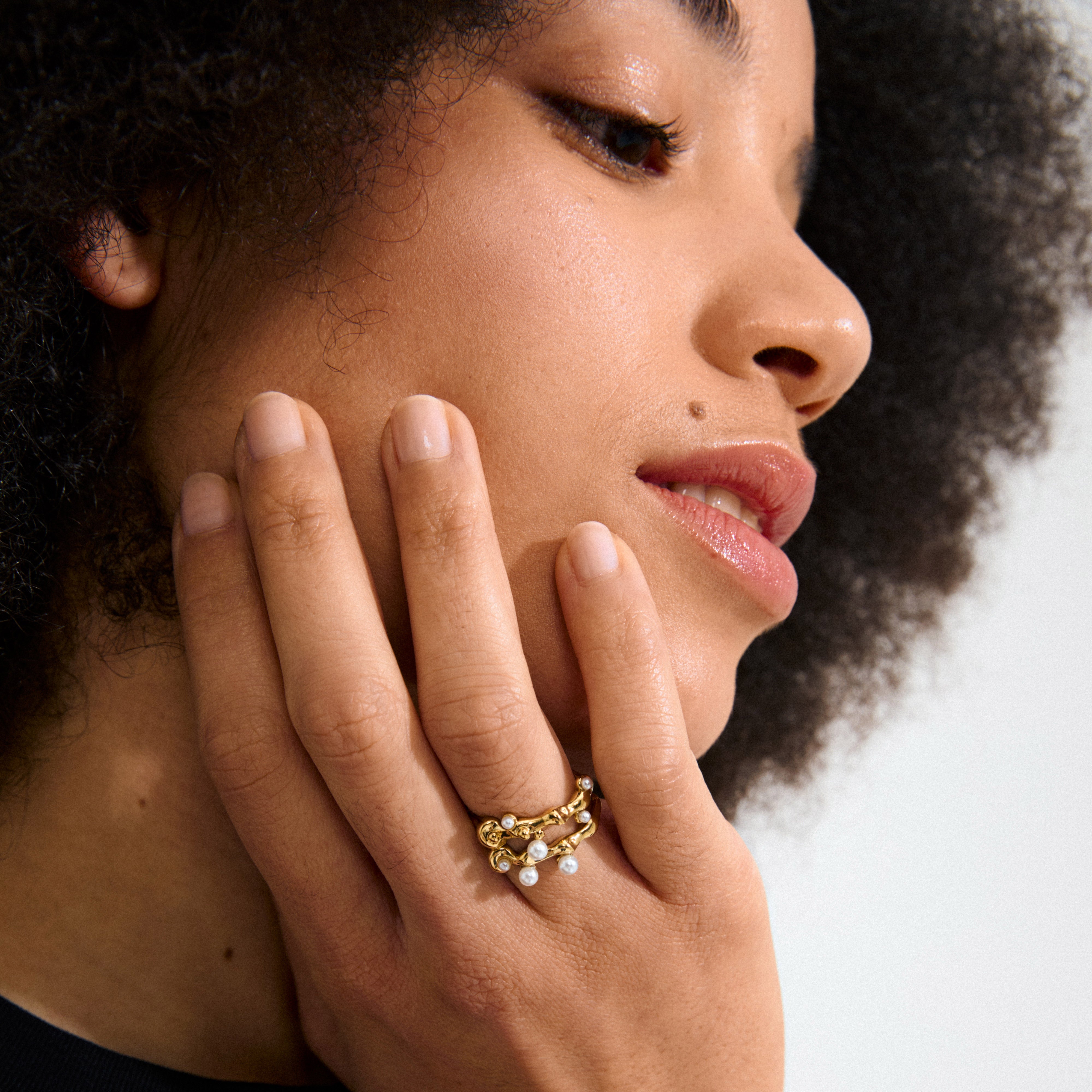 HADLEY rings, 2-in-1 set; gold-plated design with tiny bubbles and pearlescent beads, capturing morning dewdrops' essence for a trendy, sophisticated style.