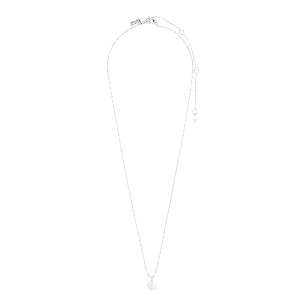HADLEY necklace: Silver-plated bead chain with a genuine freshwater pearl pendant, offering effortless elegance and timeless charm. Crafted from 75% recycled material.