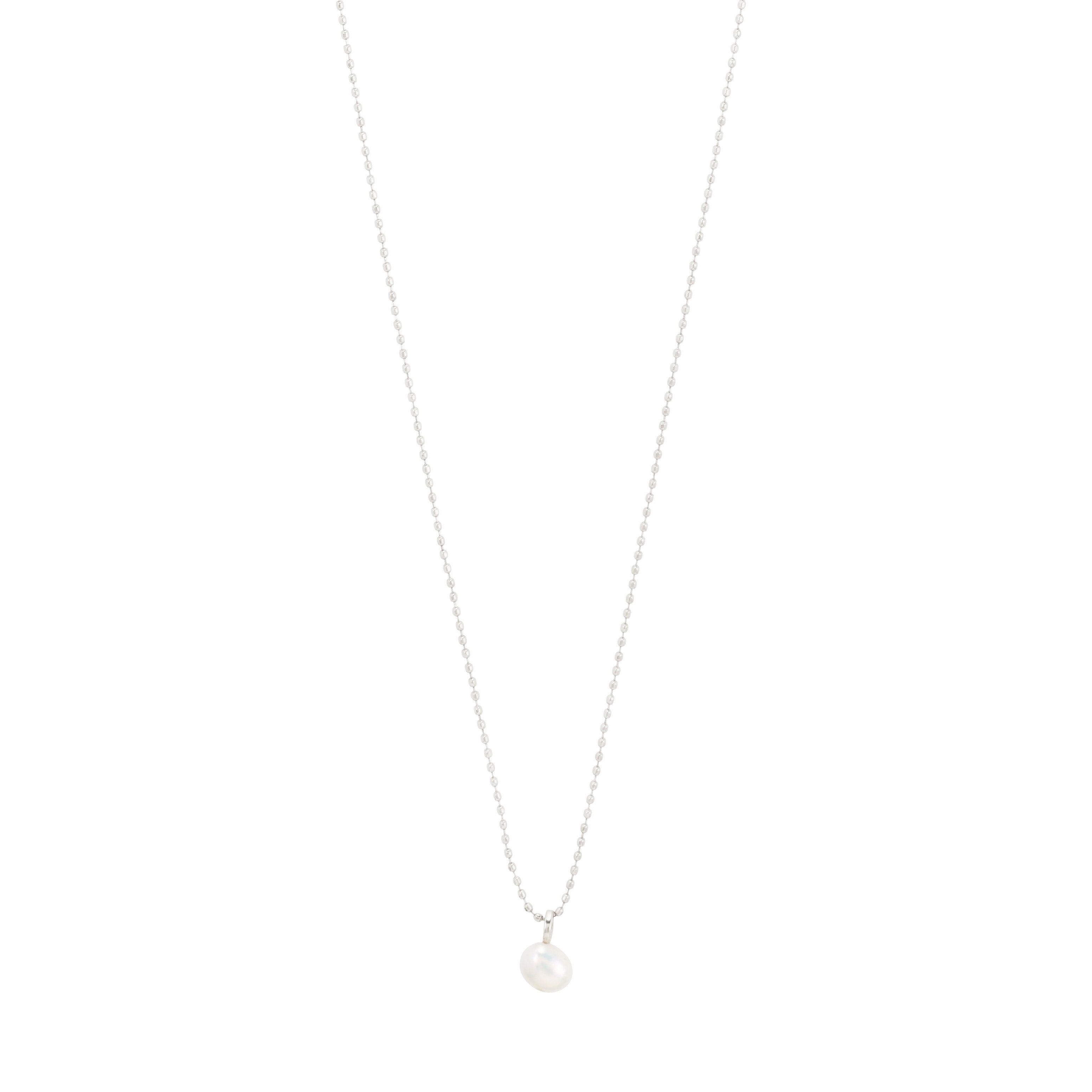 HADLEY necklace silver-plated with a freshwater pearl pendant on a 40 cm bead chain, featuring a 9 cm extension, exemplifying timeless elegance.