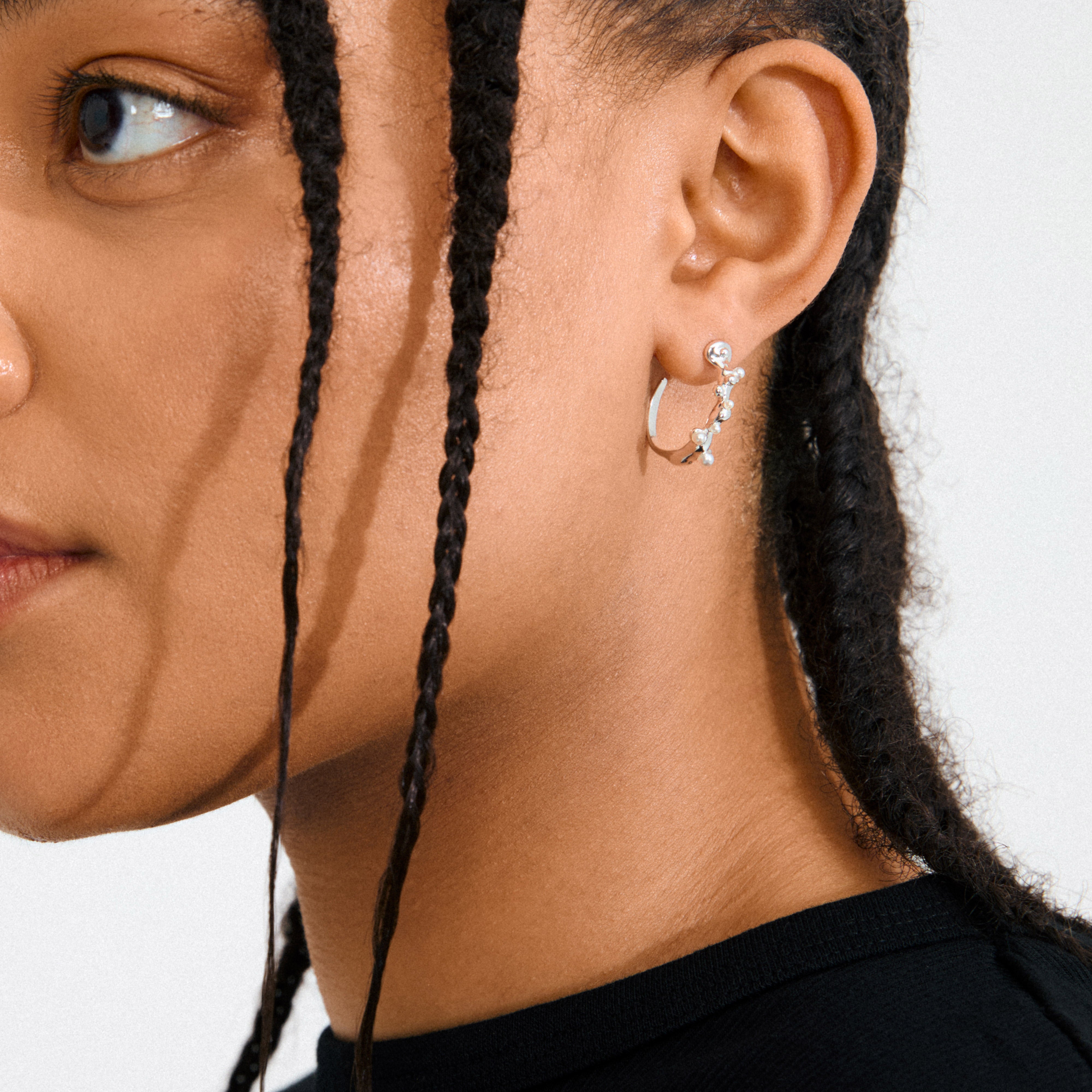 HADLEY earrings, silver-plated semi hoops with organic bubble and pearlescent bead design, embodying morning dew's essence. Crafted from 95% recycled materials for a mindful style.