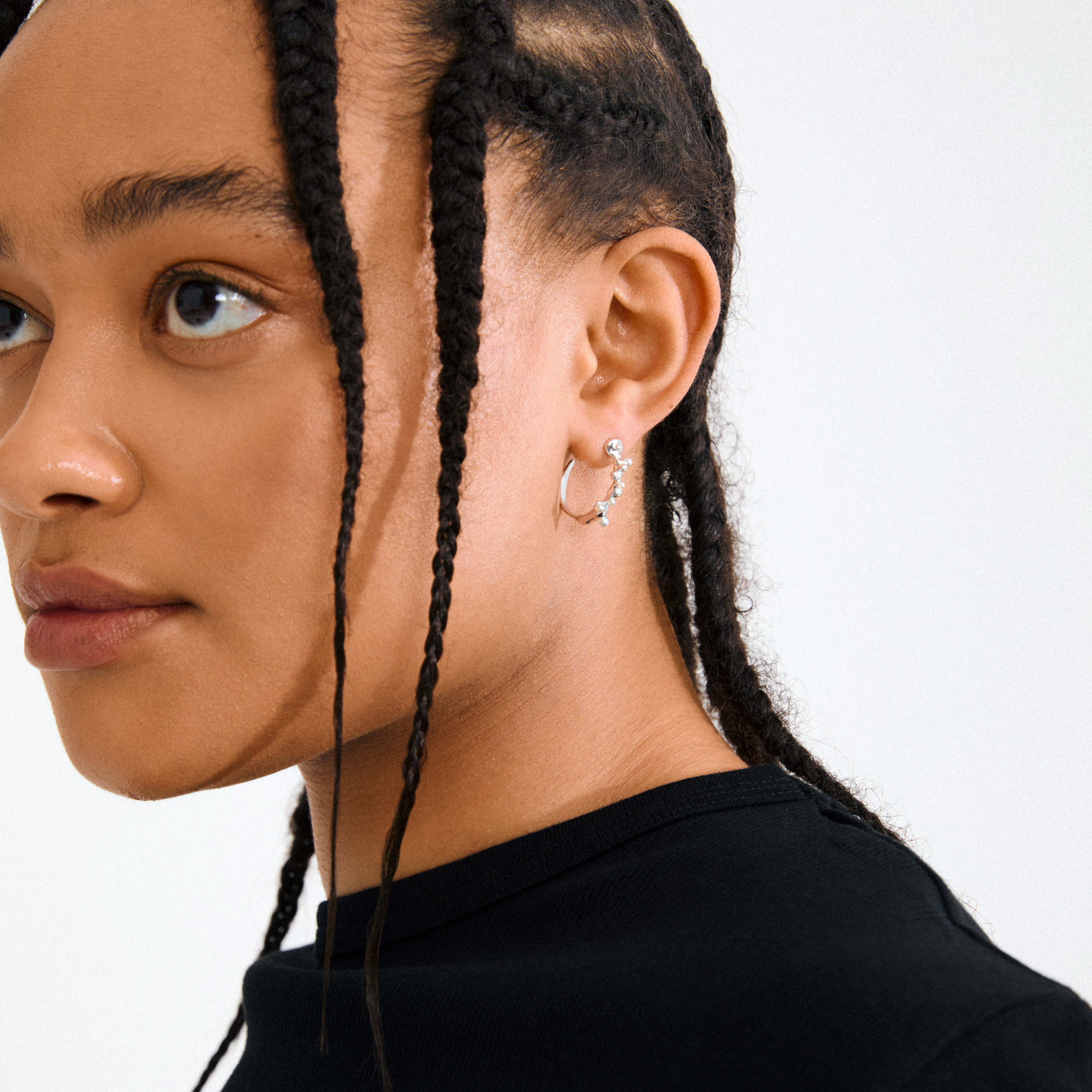 HADLEY earrings silver-plated: Semi hoops with organic bubble and pearlescent bead design, capturing morning dew essence. Crafted from 95% recycled materials for sustainable elegance.