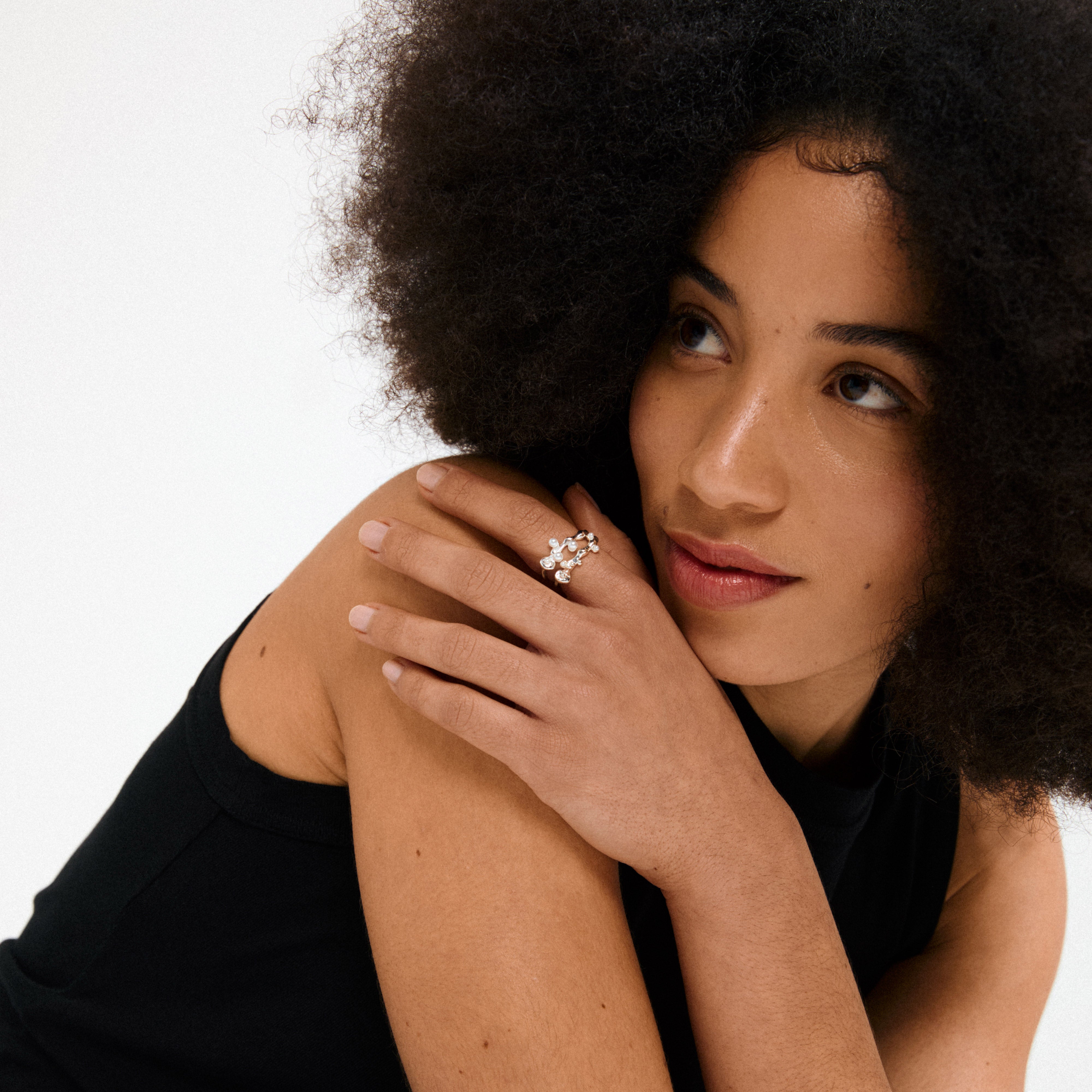 Silver-plated HADLEY rings, 2-in-1 set, featuring organic bubble design with pearl-like beads, reflecting a dreamy and sophisticated style.