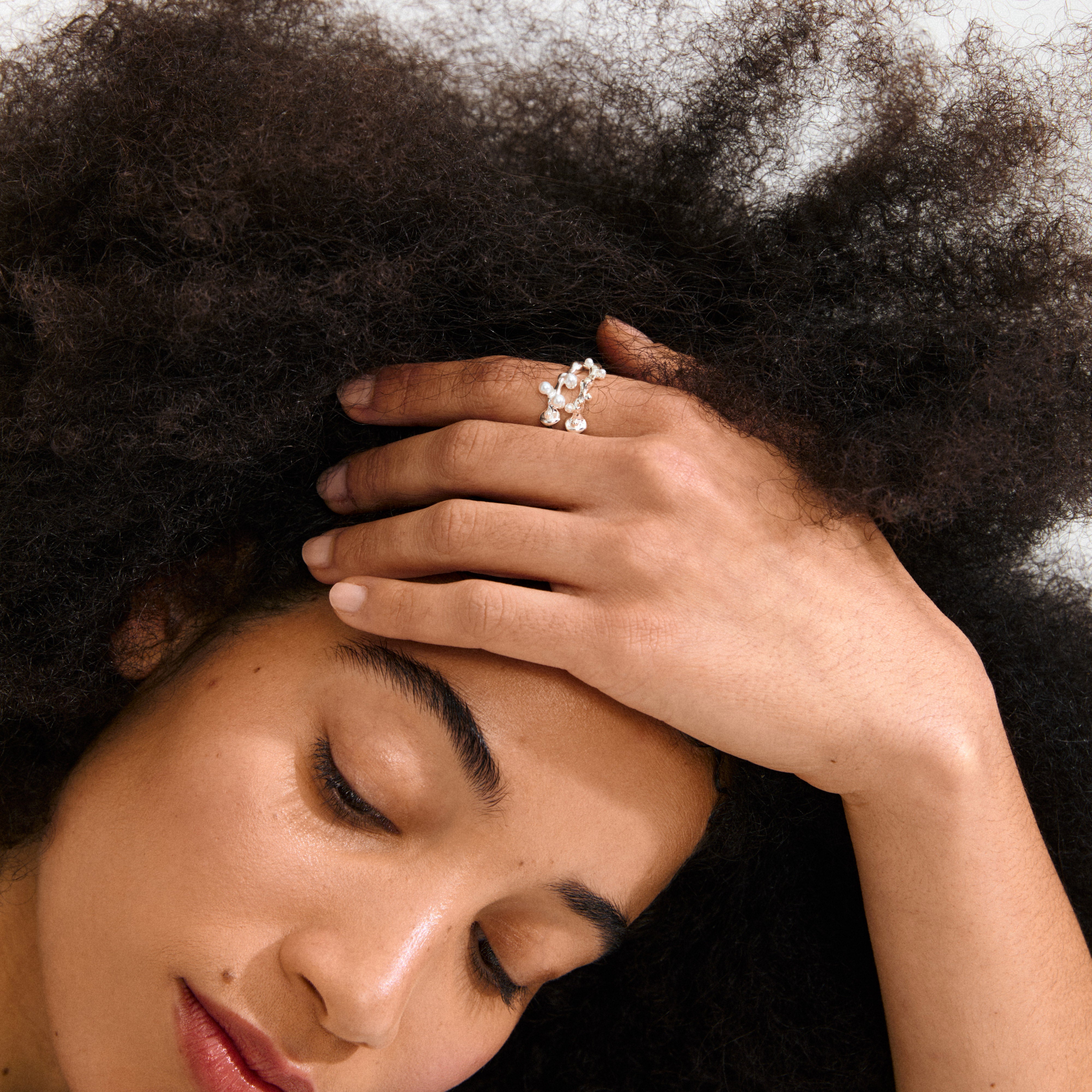 HADLEY rings, 2-in-1 set, silver-plated, feature organic bubbles and pearl-like beads, embodying elegance and eco-conscious design. Perfect for a sophisticated, trendy look.