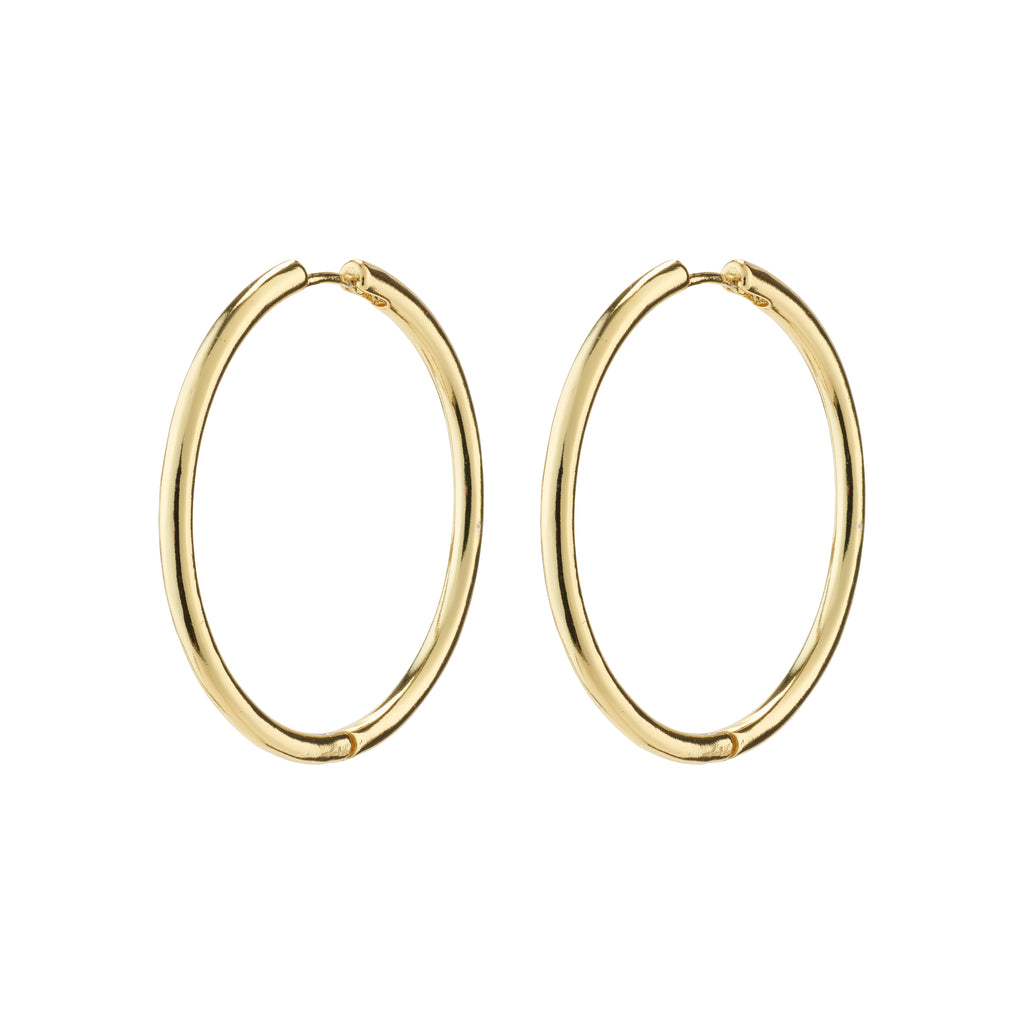 EANNA maxi hoops gold-plated, stylish and versatile gold-plated hoops from Pilgrim, featuring an easy click lock, made from 99% recycled materials. Ideal for everyday wear.
