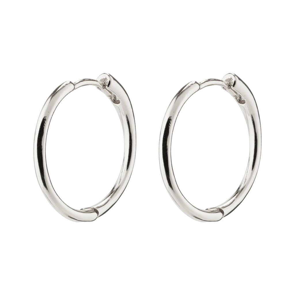 EANNA medium hoops, silver-plated, showcasing simple Creole design. Perfect for everyday wear or festive occasions, crafted from 99% recycled materials.