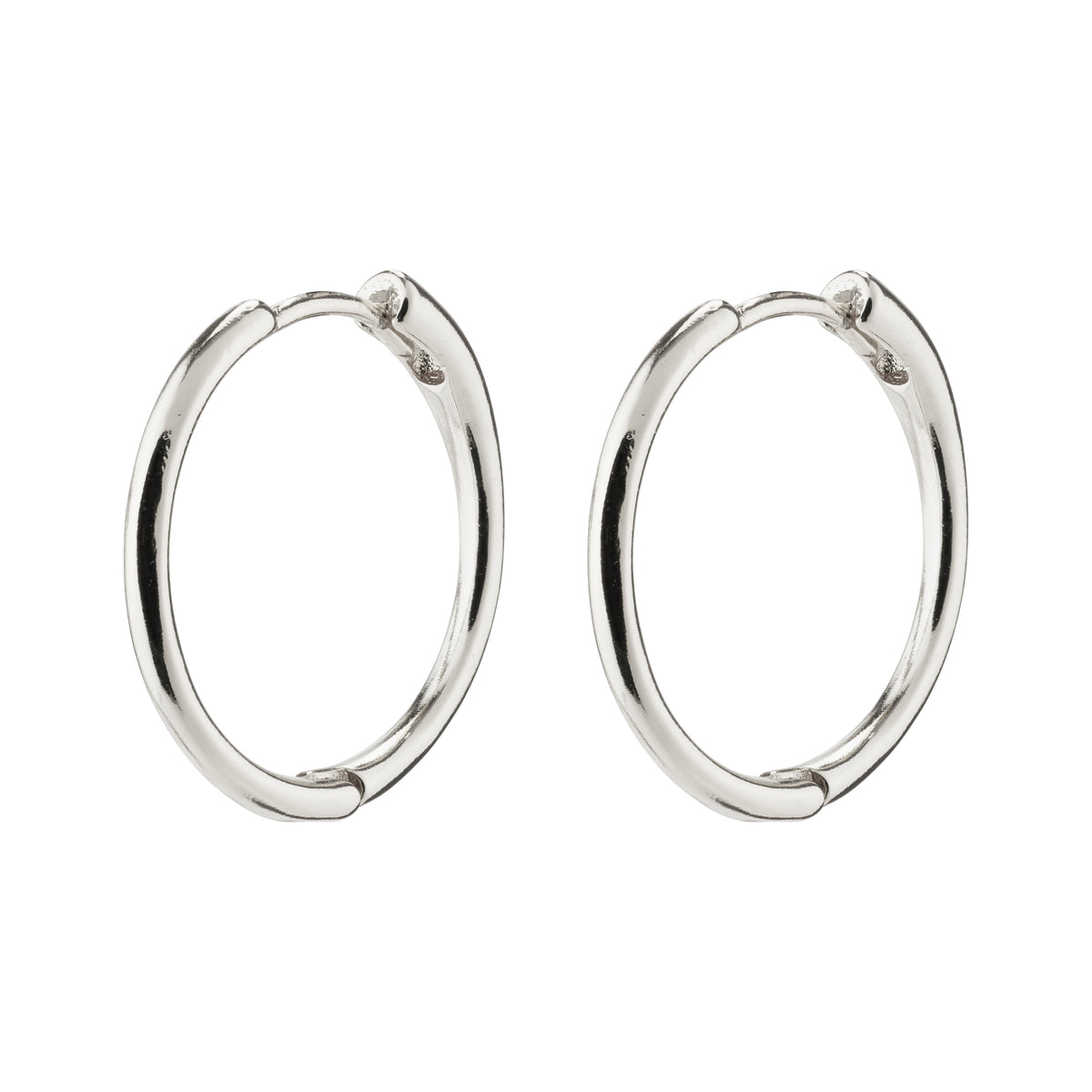 EANNA medium hoops, silver-plated, showcasing simple Creole design. Perfect for everyday wear or festive occasions, crafted from 99% recycled materials.