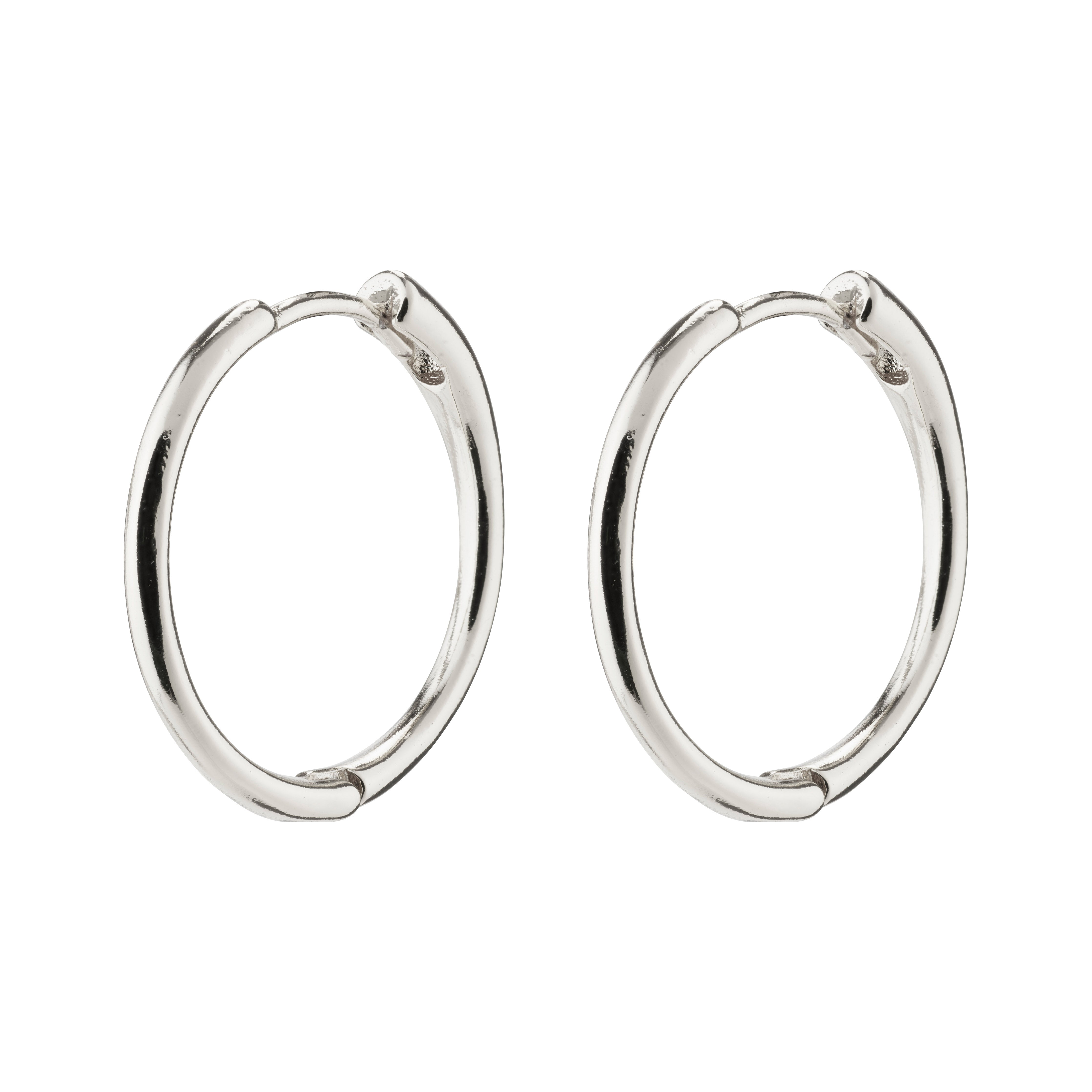 EANNA medium hoops, silver-plated, showcasing simple Creole design. Perfect for everyday wear or festive occasions, crafted from 99% recycled materials.
