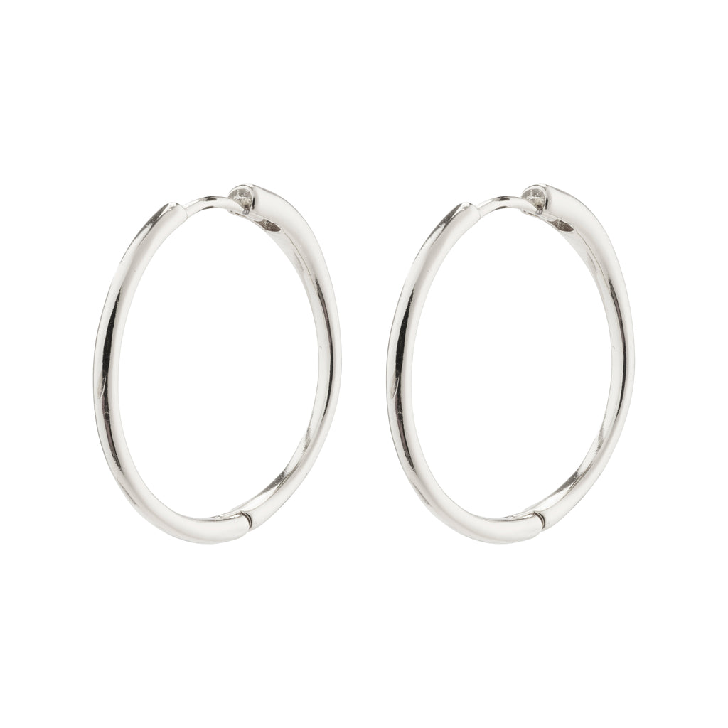 EANNA large hoops silver-plated, crafted from 99% recycled material, feature a wide silhouette, blending timeless elegance with a trendy look for versatile wear.