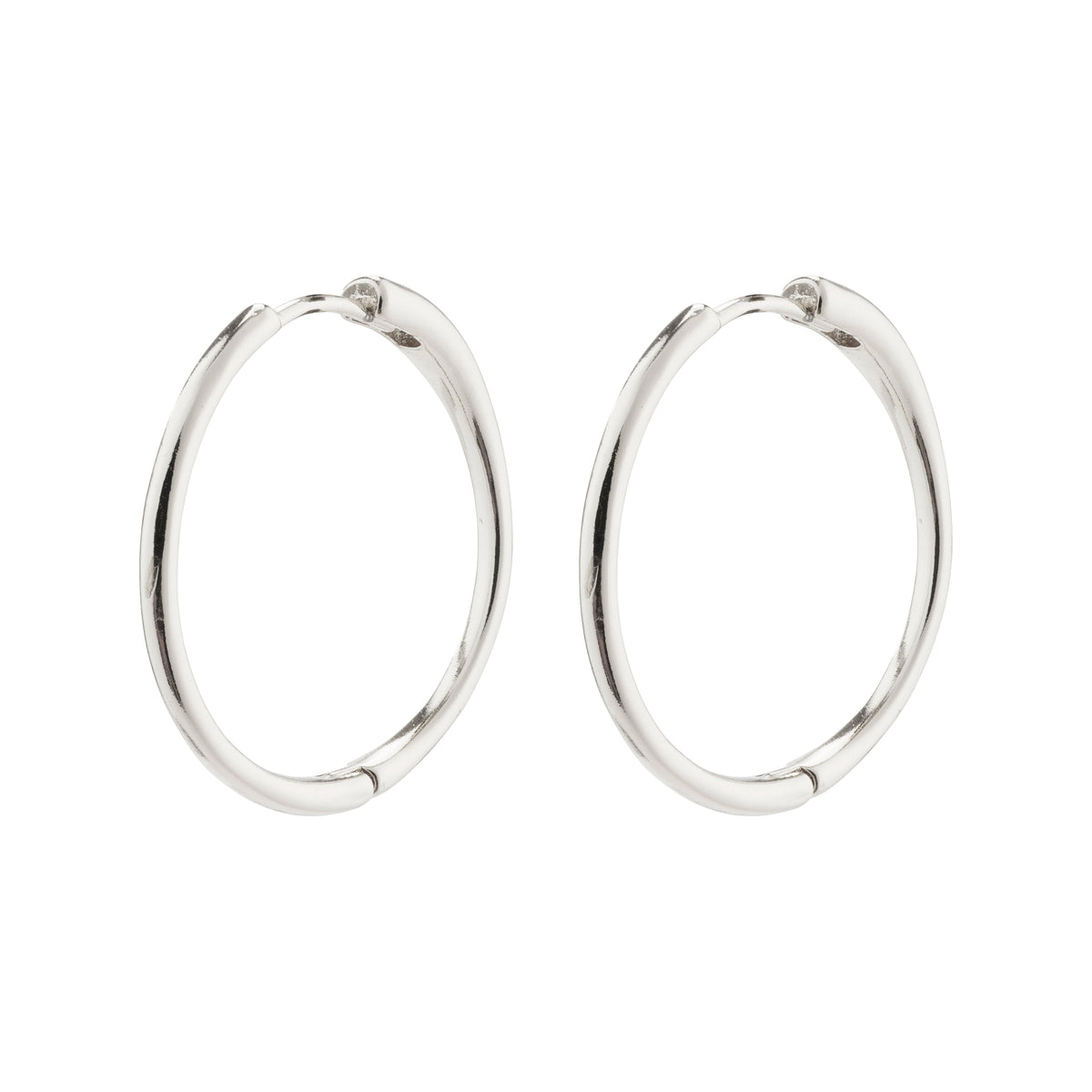 EANNA large hoops silver-plated, crafted from 99% recycled material, feature a wide silhouette, blending timeless elegance with a trendy look for versatile wear.