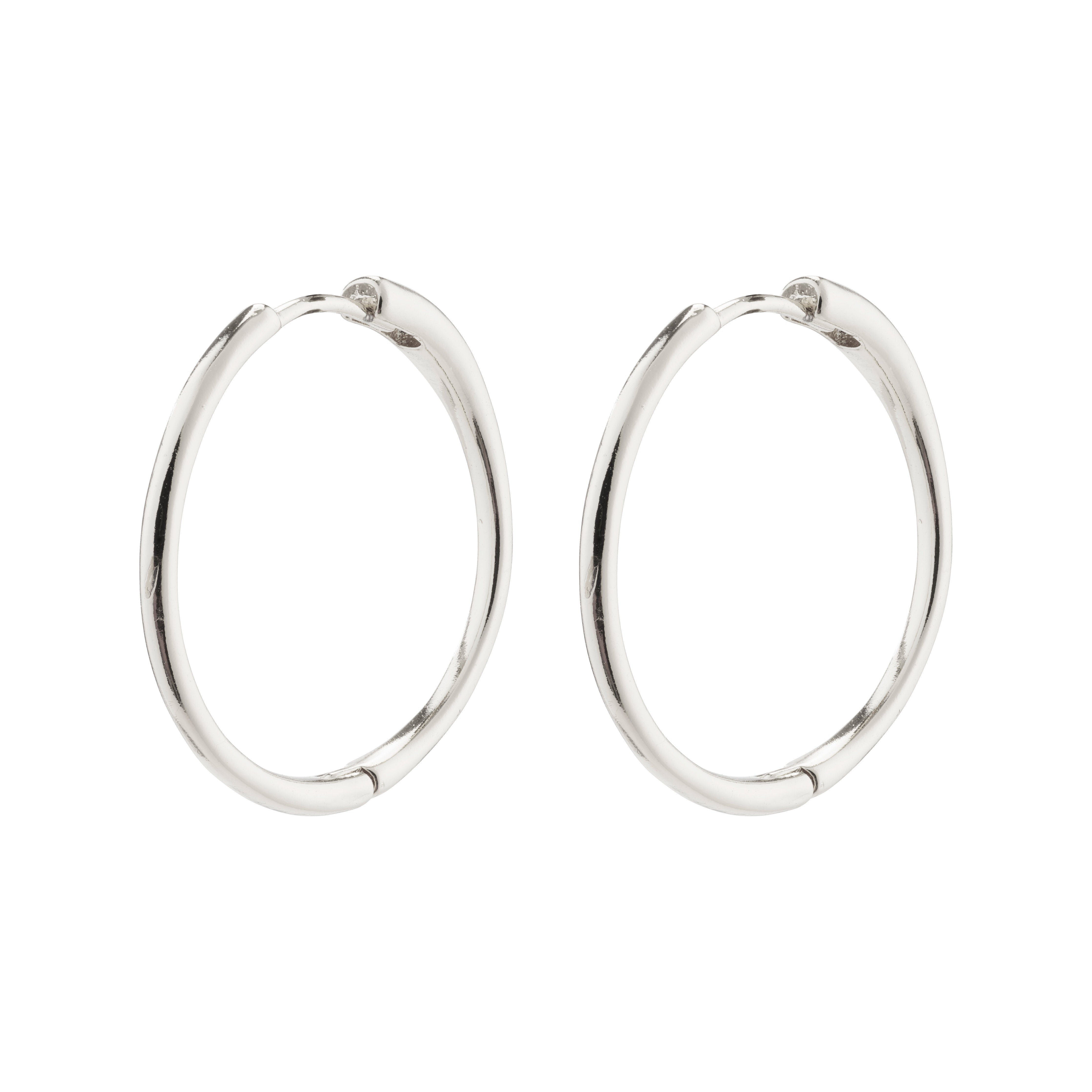 EANNA large hoops silver-plated, crafted from 99% recycled material, feature a wide silhouette, blending timeless elegance with a trendy look for versatile wear.