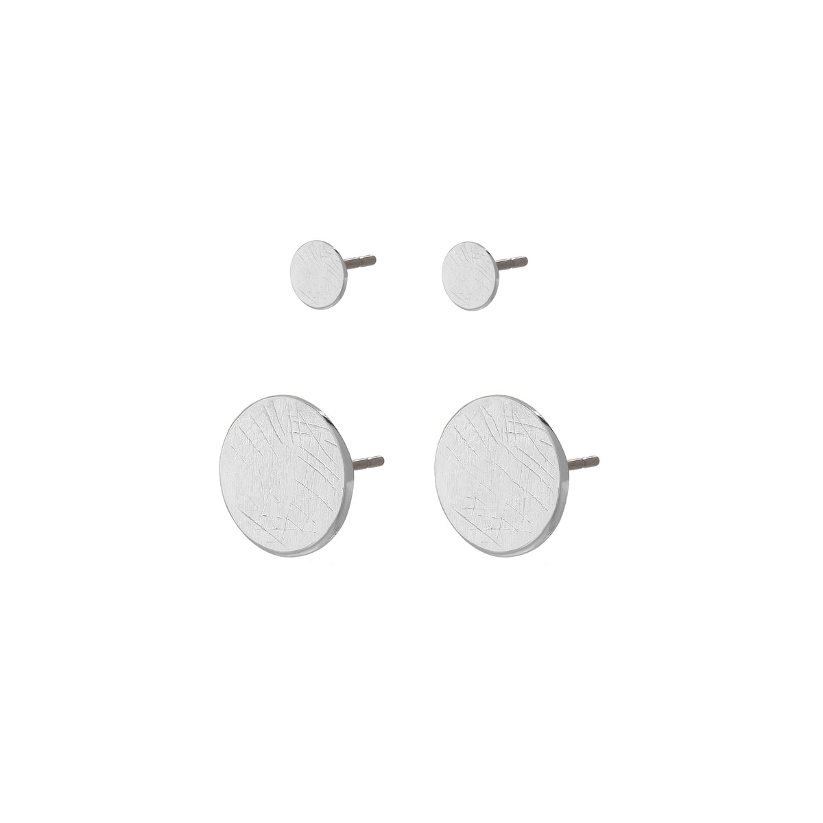 JACY earrings set silver-plated, featuring round, brushed-finish discs in varying sizes, offering a rustic yet stylish look.