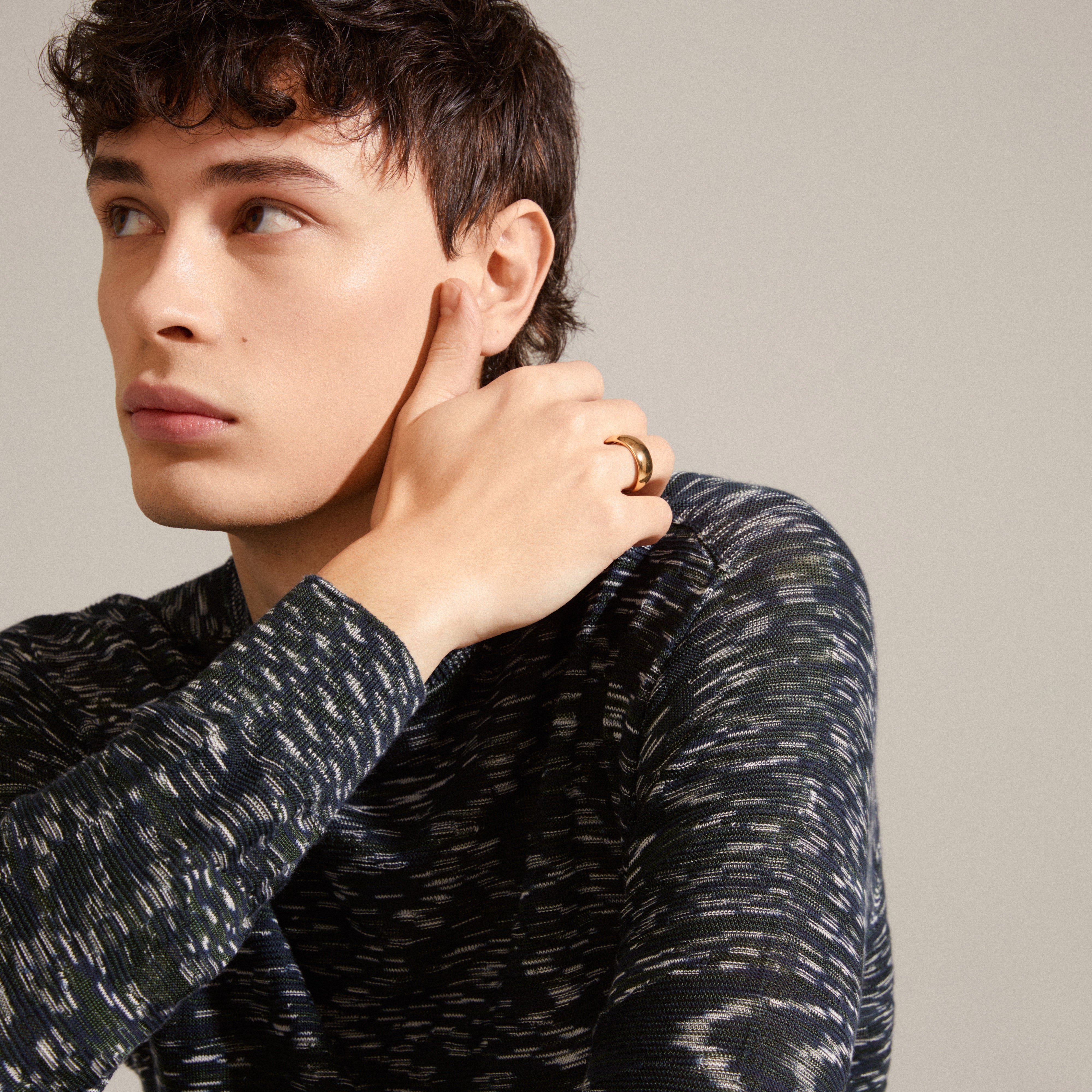 DAISY ring gold-plated on a man's hand, showcasing the elegant Nordic design by Pilgrim, made from 99% recycled materials.