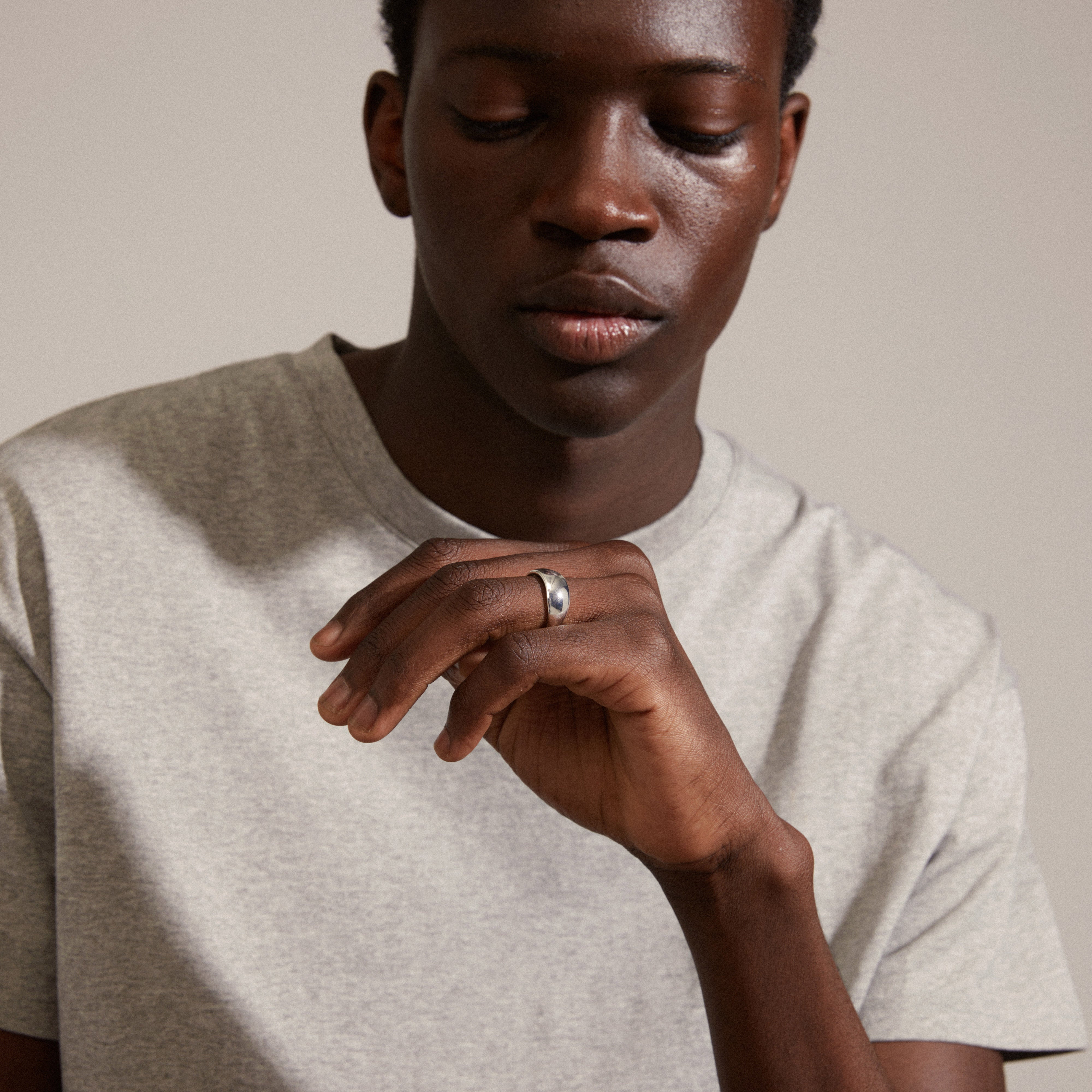 DAISY ring silver-plated on a man's finger, showcased with minimalist elegance, highlighting its recycled craftsmanship from Pilgrim's DAISY collection.