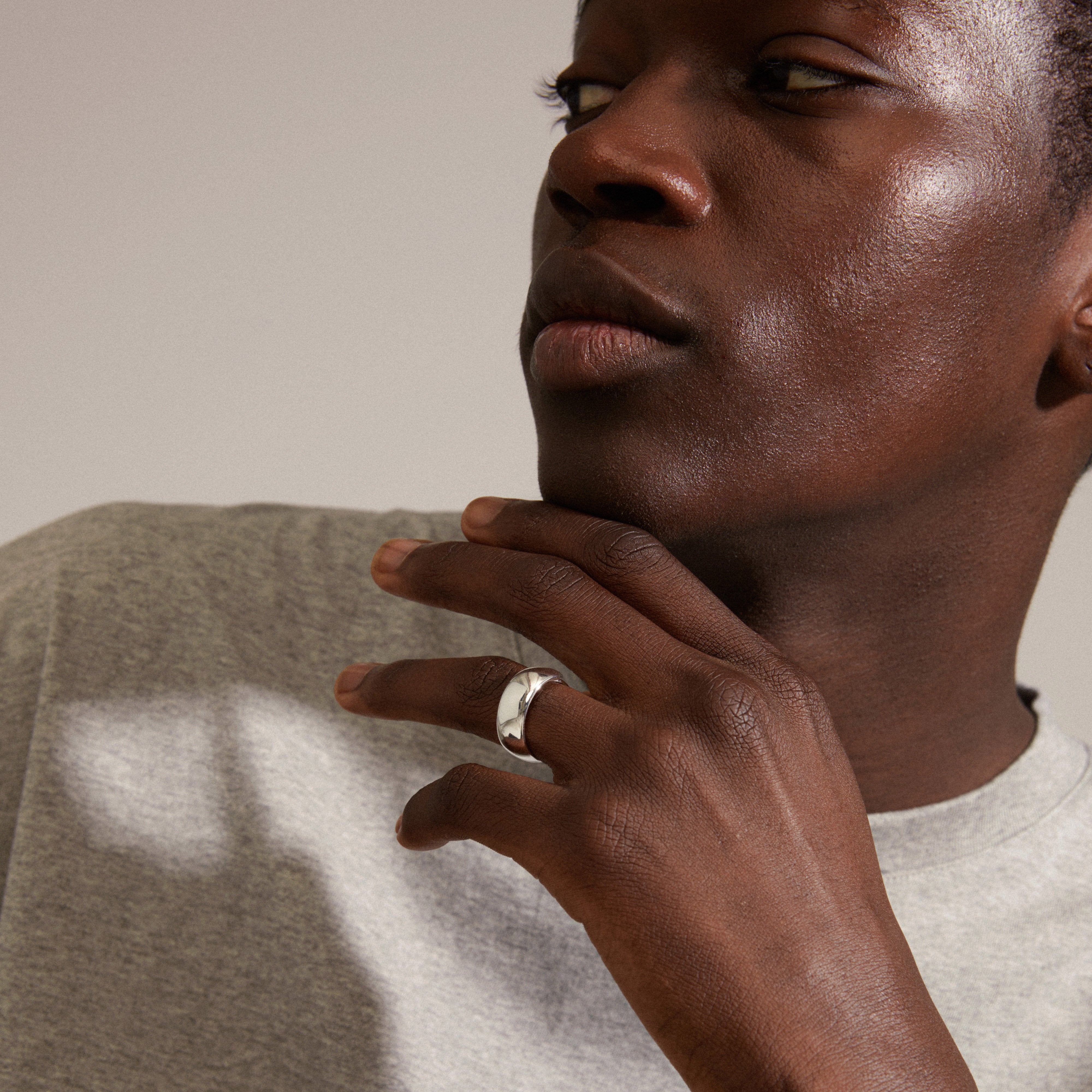Close-up of a man's hand wearing the DAISY ring, a silver-plated, minimalist piece from Pilgrim's collection, showcasing its elegant and classy design.
