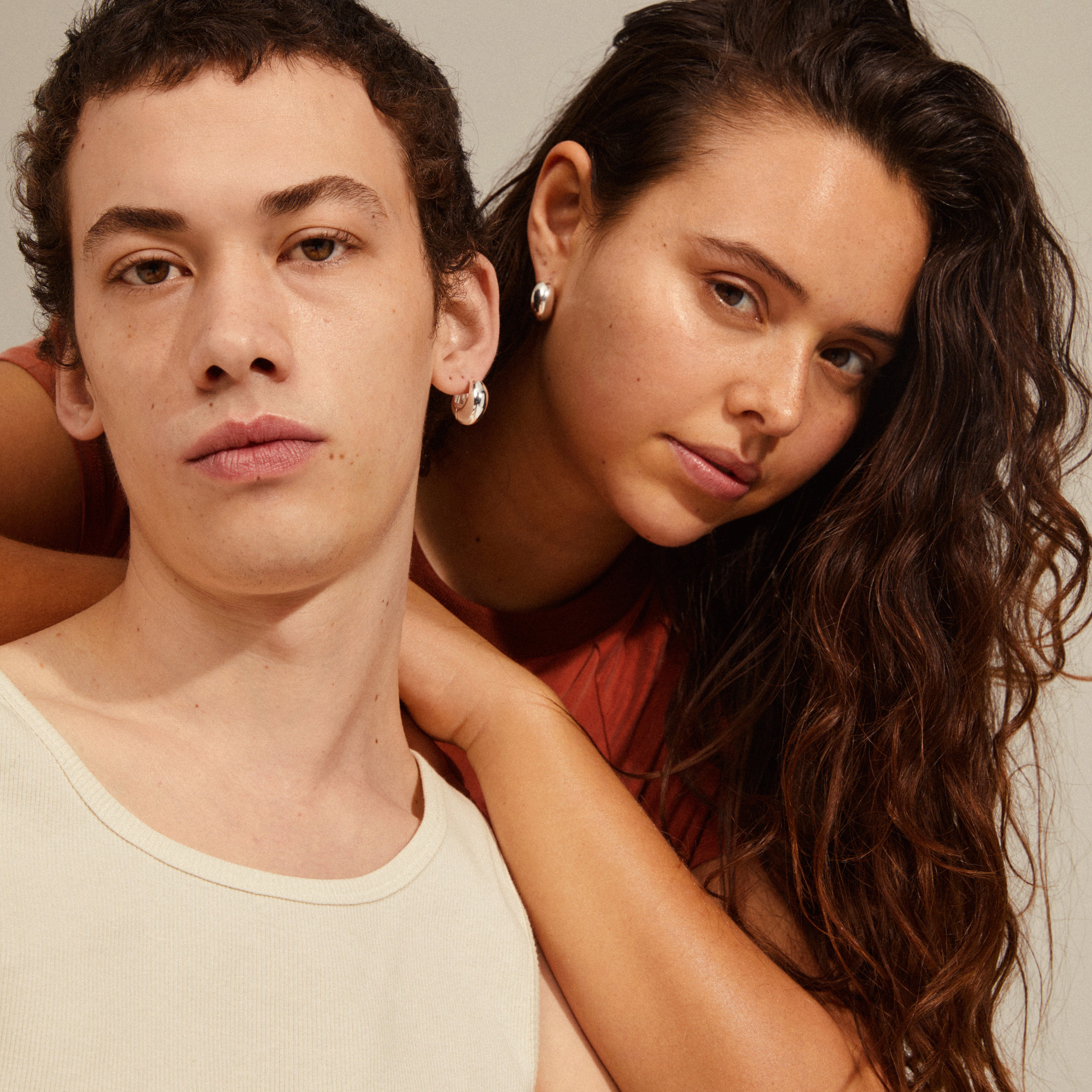 IOANNA chunky hoops silver-plated, featured on a woman, showcasing their super chunky, shiny design with a Nordic elegance, perfect for stylish, timeless looks.