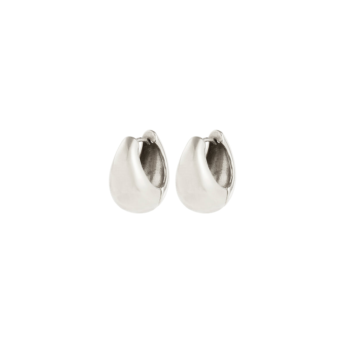 BRAXTYN earrings silver-plated; small, chunky sterling-silver huggie hoops with a polished finish, offering a retro, fashion-forward look made from 99% recycled material.