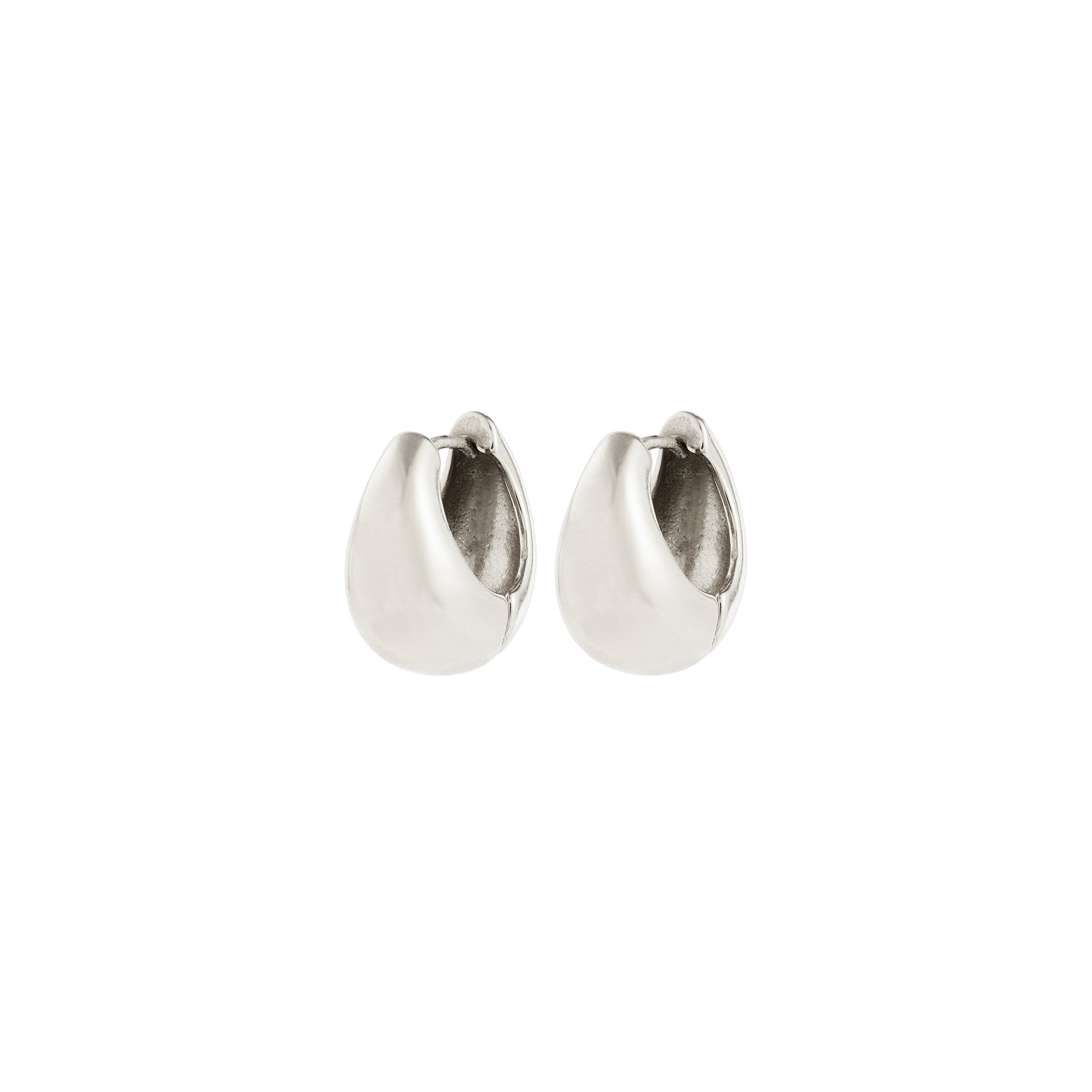BRAXTYN earrings silver-plated; small, chunky sterling-silver huggie hoops with a polished finish, offering a retro, fashion-forward look made from 99% recycled material.