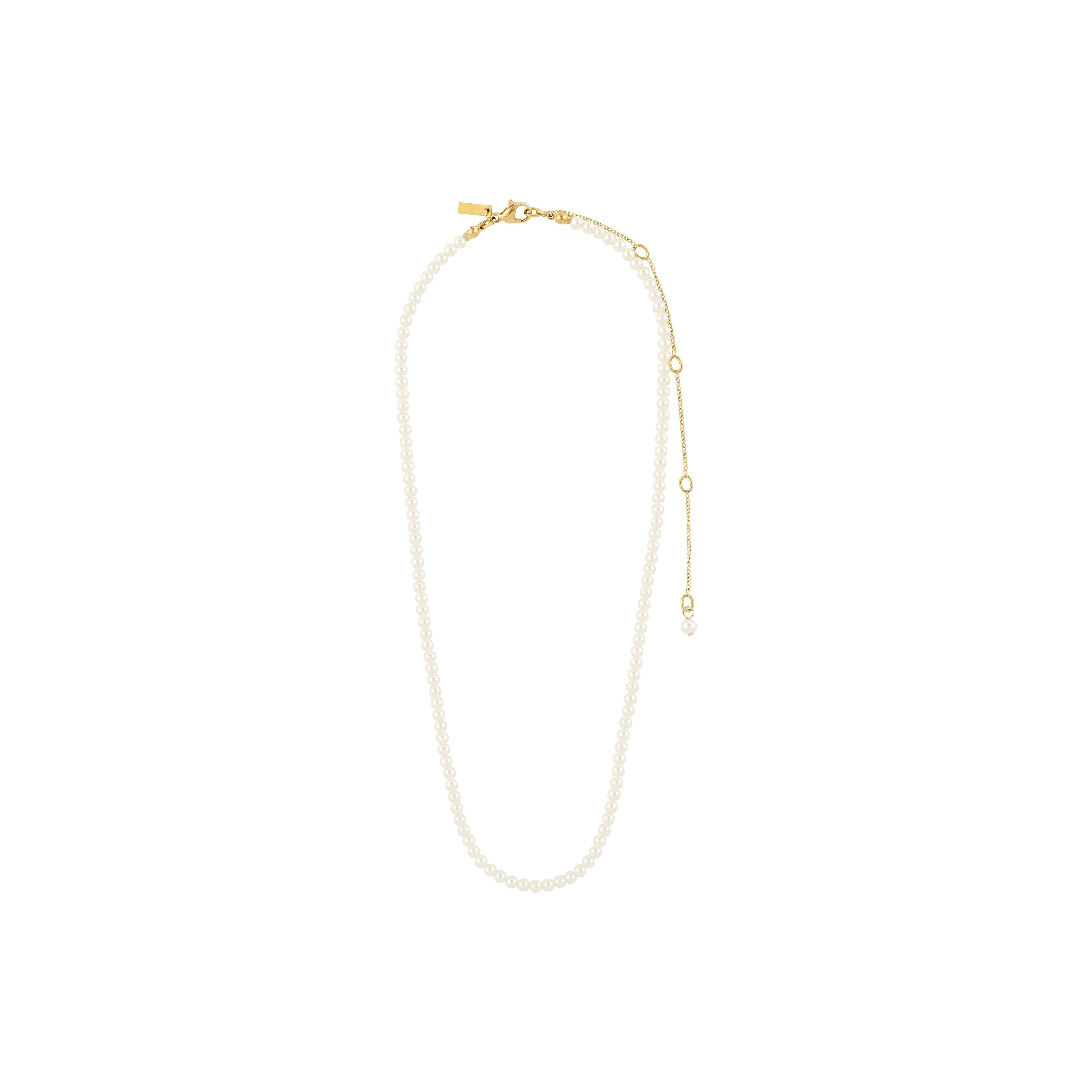 JANNI necklace gold-plated with a single strand of white pearls, adjustable gold chain, and tiny pearl drop, embodying Pilgrim's blend of timeless and trendy style.