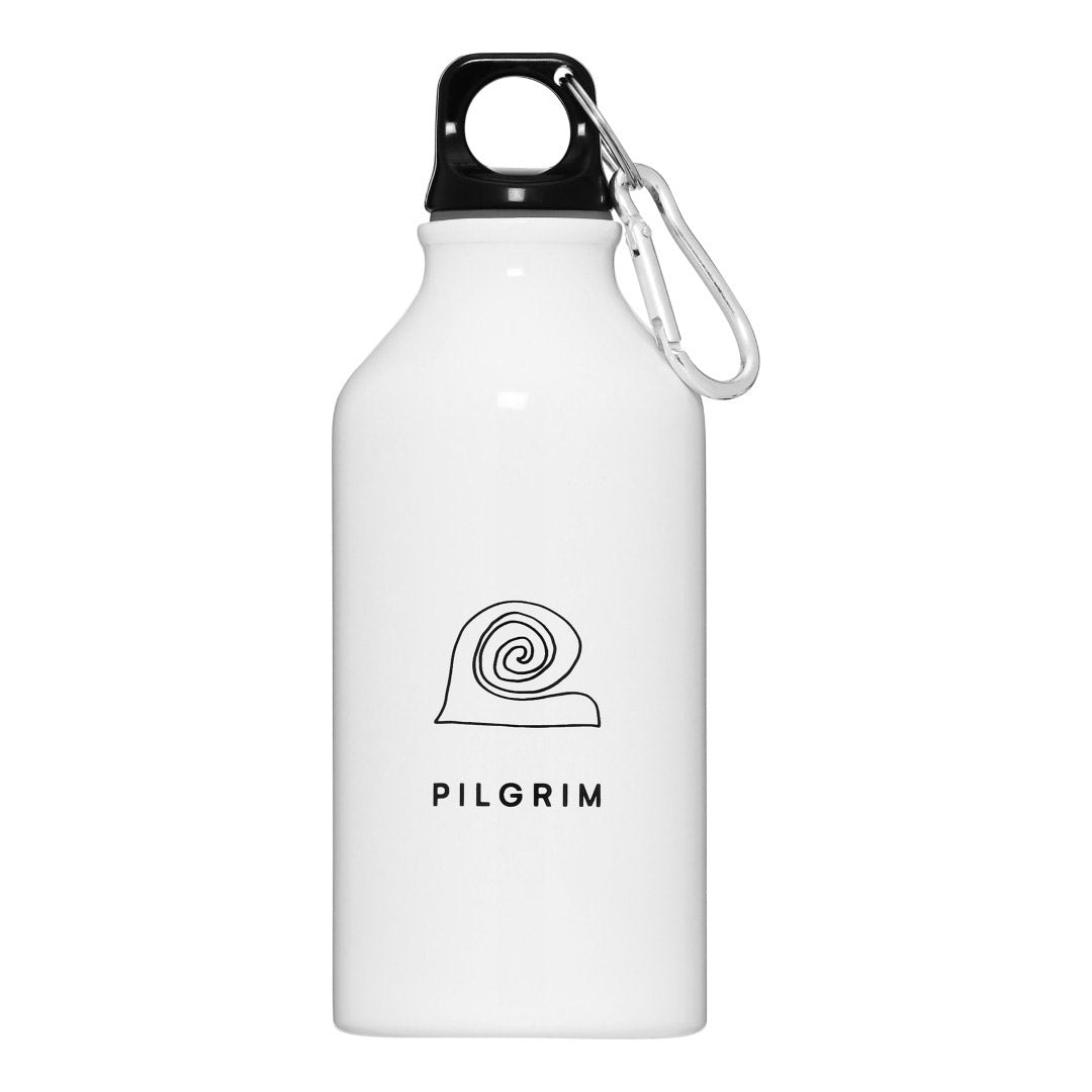 White 400 ml aluminium bottle with Pilgrim logo, featuring a minimalist design and carabiner for easy carrying. Ideal for active lifestyles and sustainable hydration.