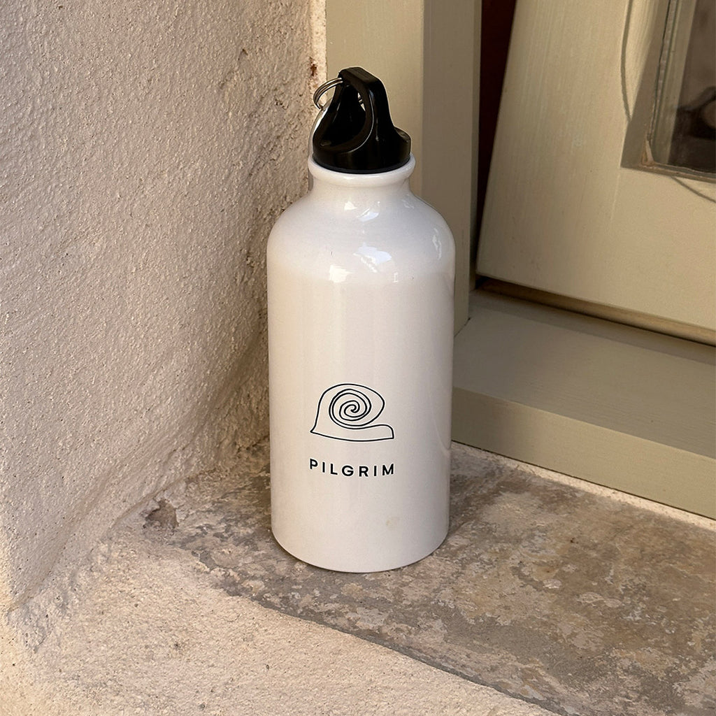 Pilgrim aluminium bottle 400 ml, white with logo, features a minimalist design and carabiner for easy carrying, perfect for active, stylish hydration.