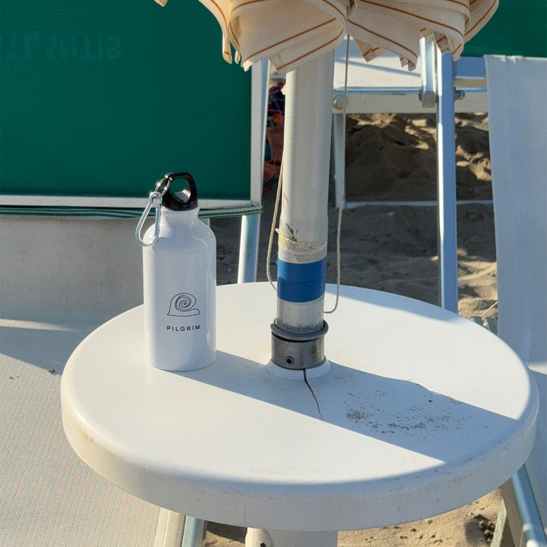 Pilgrim aluminium water bottle, 400 ml, minimalist white with logo, features a carabiner for easy carrying. Ideal for active lifestyle and eco-conscious consumers.