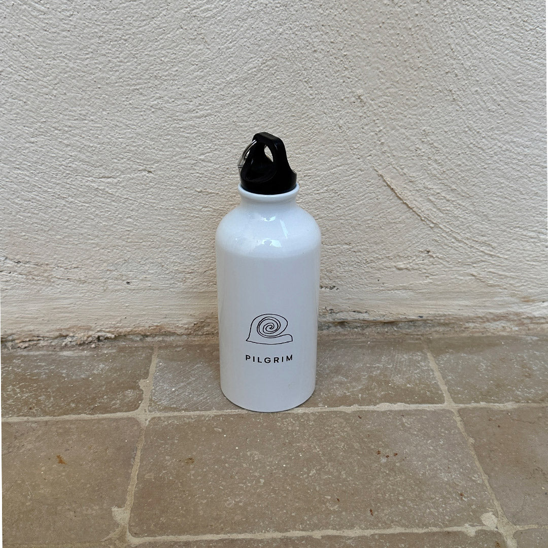 Pilgrim Aluminium bottle 400 ml, white with logo, featuring a minimalist design and carabiner for easy carrying, ideal for active, style-conscious individuals.