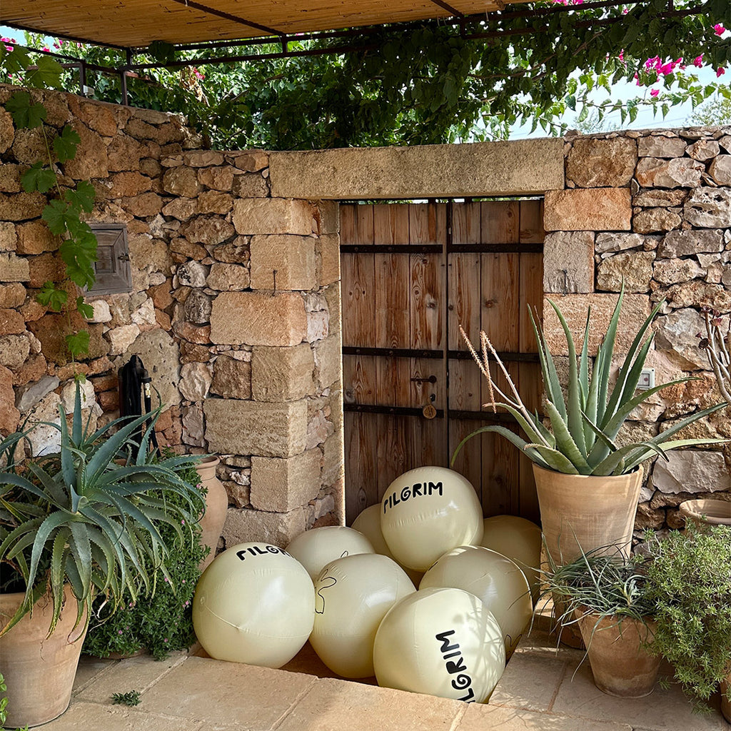 Off-white beach ball, 50 cm, featuring a black Pilgrim logo, ideal for summer fun and leisure.