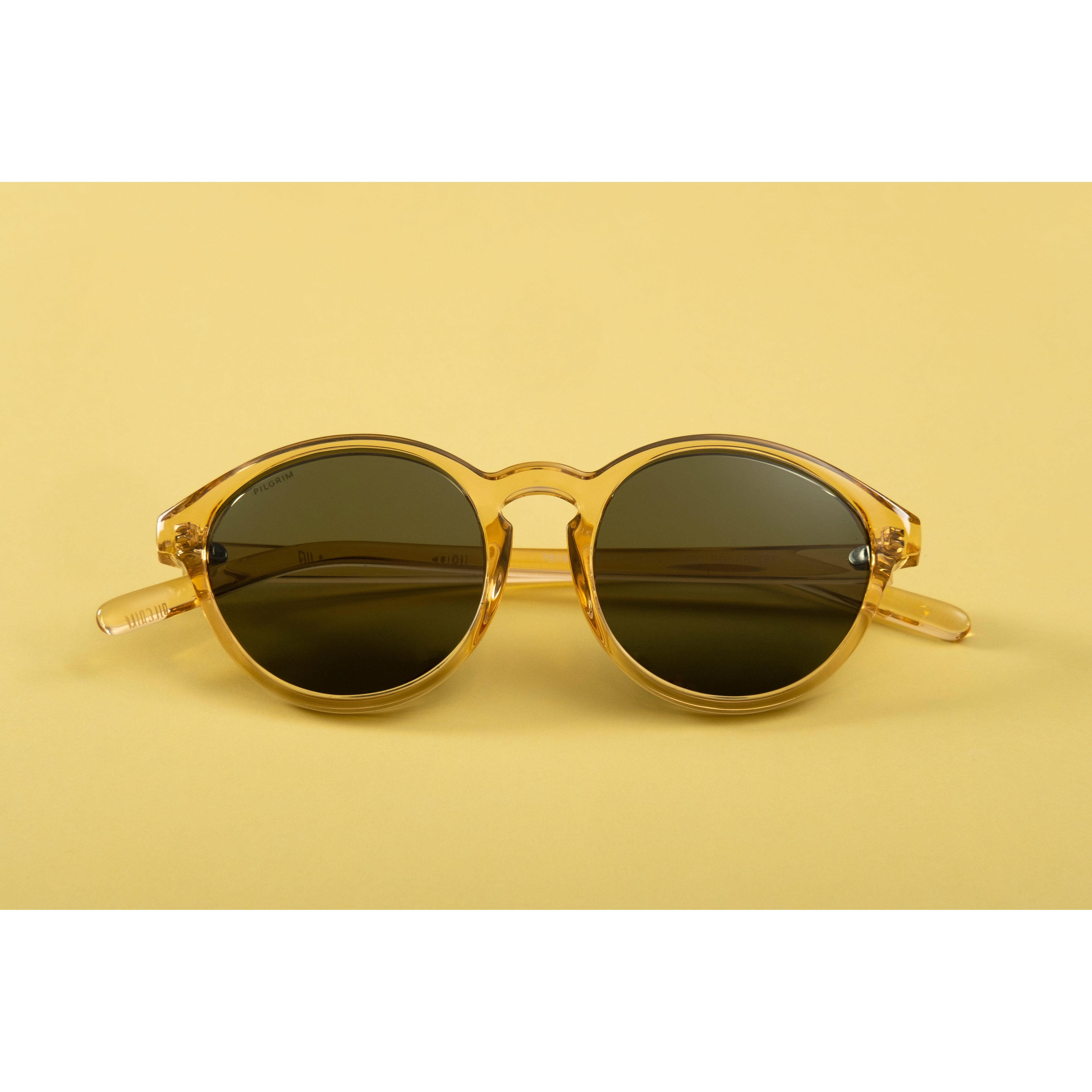 VASILIA sunglasses crystal brown with a transparent frame and dark lenses, offering a classic yet trendy look. Ideal for casual confidence, with UVA/UVB protection.