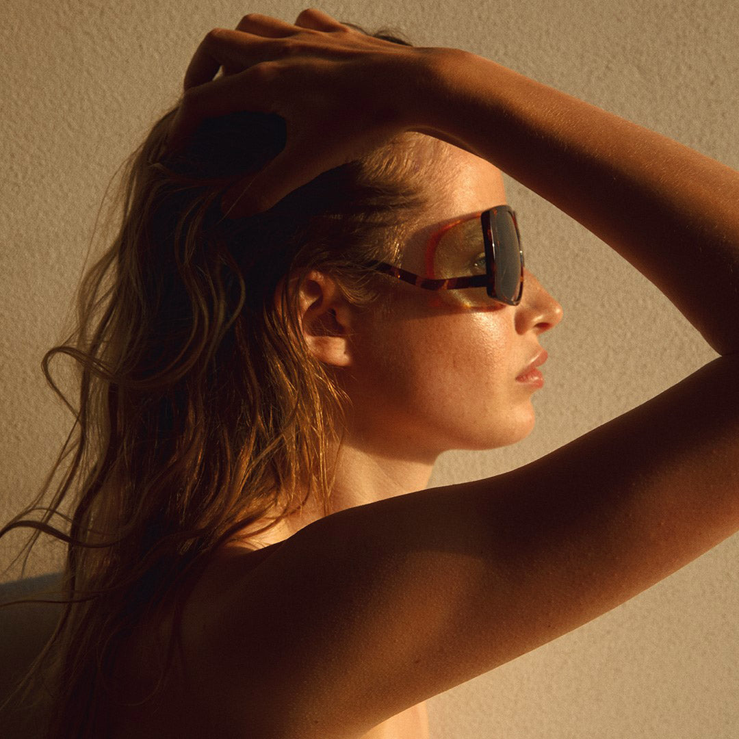 ELLEN oversized retro sunglasses with large dark lenses, tortoiseshell frame, and angular design. Fashion-forward accessory with UVA/UVB protection, ideal for stylish, sunlit outings.