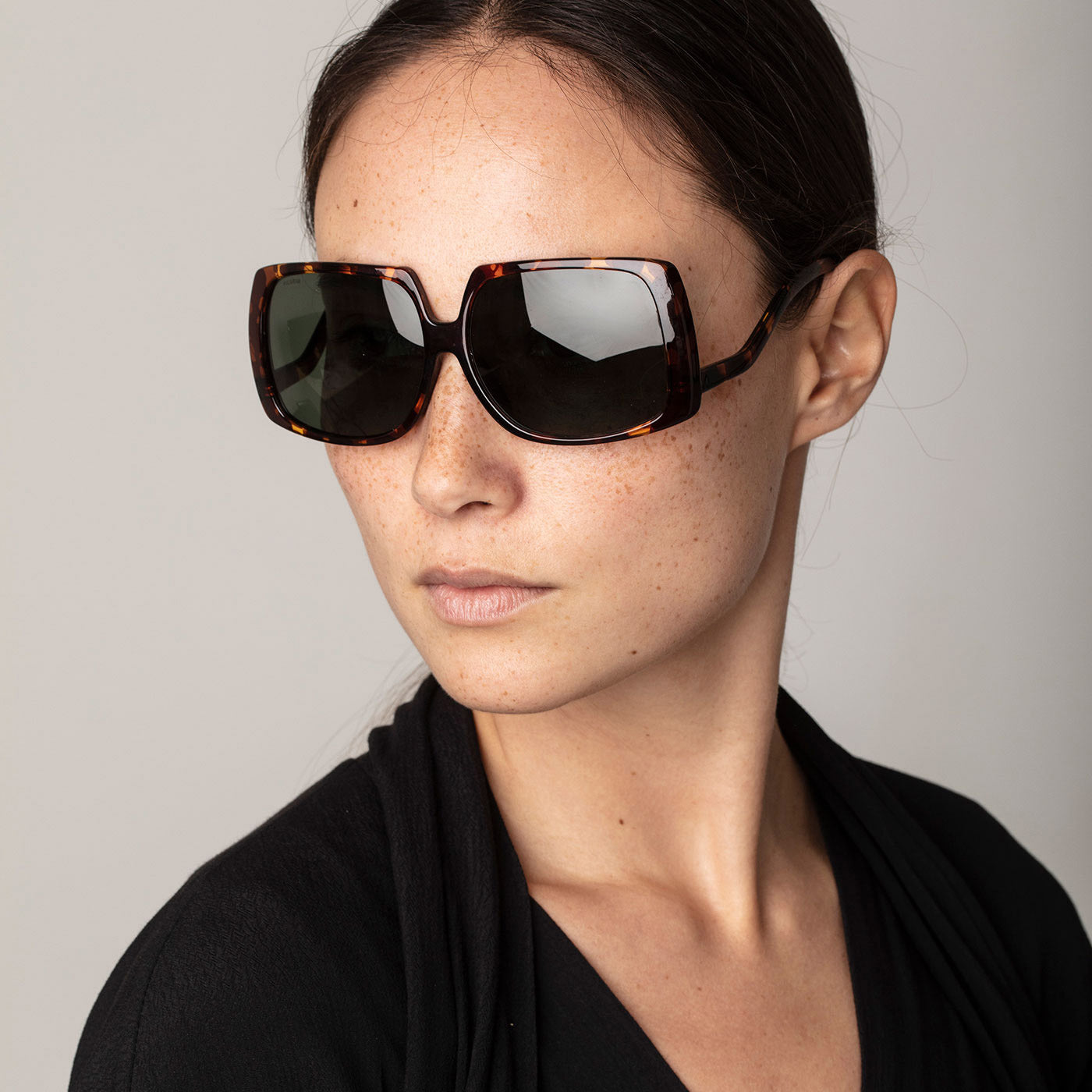 ELLEN oversized retro sunglasses in tortoise, featuring large dark lenses and angular design, perfect for a fashion-forward look with UVA/UVB protection.