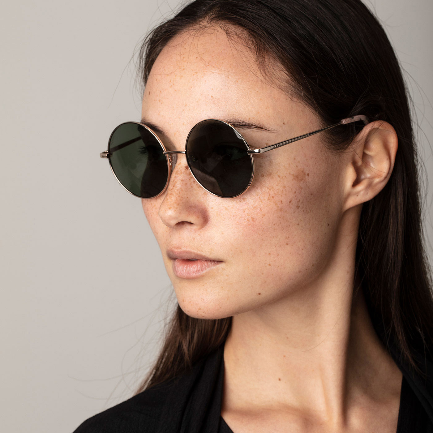 POLLY sunglasses, grey/silver, with round lenses and silver frames, offering retro vibes and UV protection. Perfect for stylish, trendsetting individuals seeking timeless eyewear.