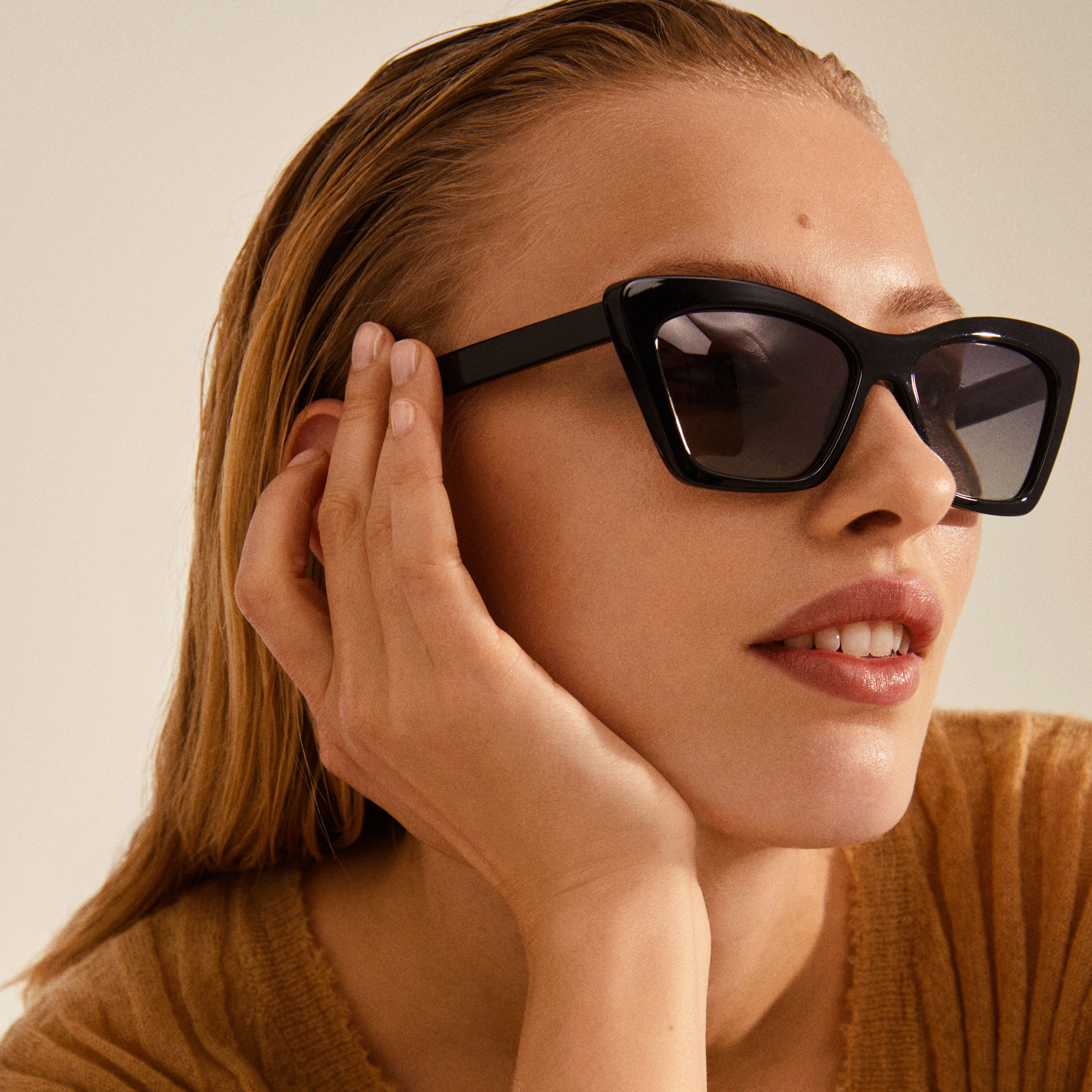 Woman wearing DAKOTA angular cat-eye shaped sunglasses from Pilgrim, showcasing a classic feminine style with a modern twist.