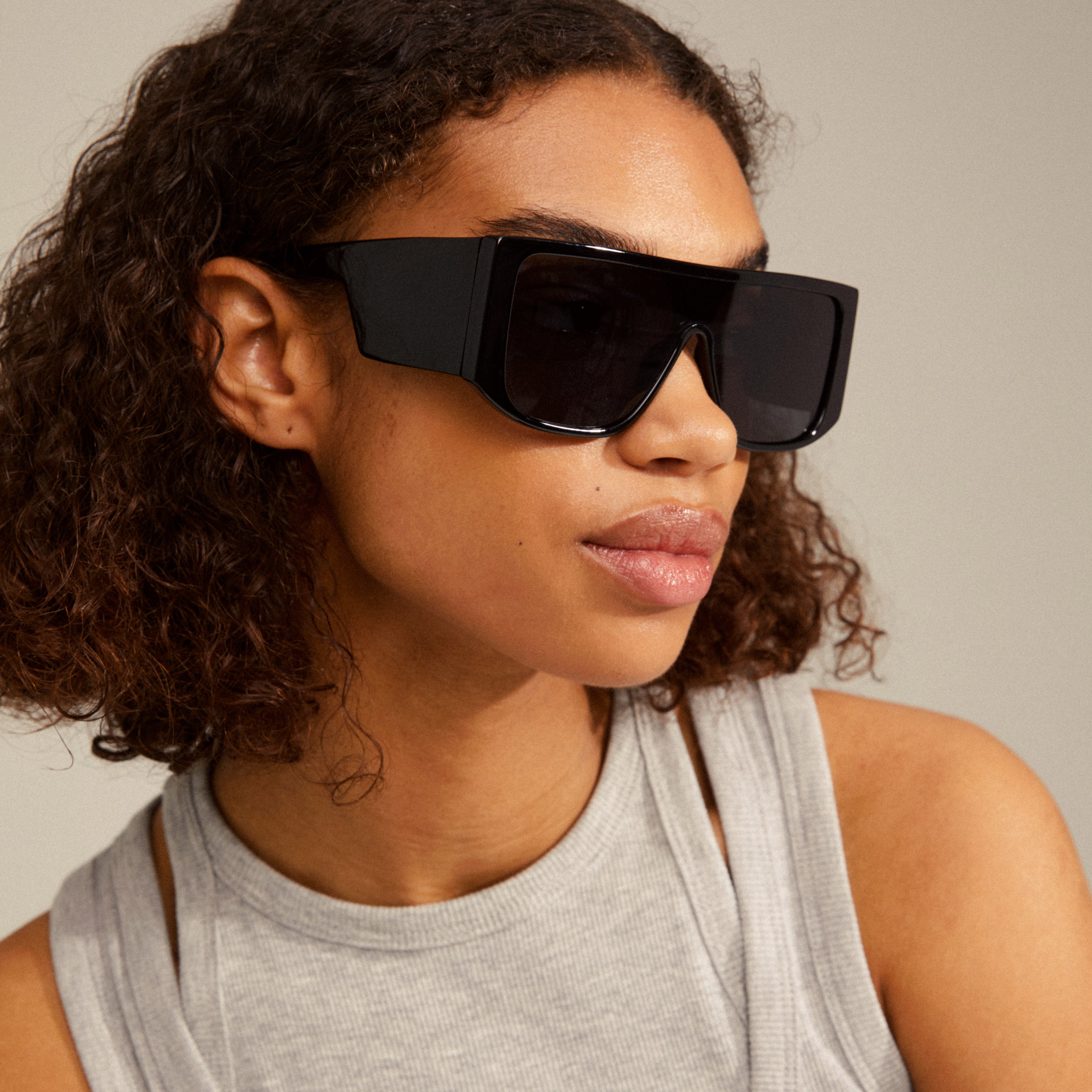 Johari sunglasses black, oversized frames with dark lenses and broad temples, embody trendy L.A. vibes, ideal for sunbathing or socializing.