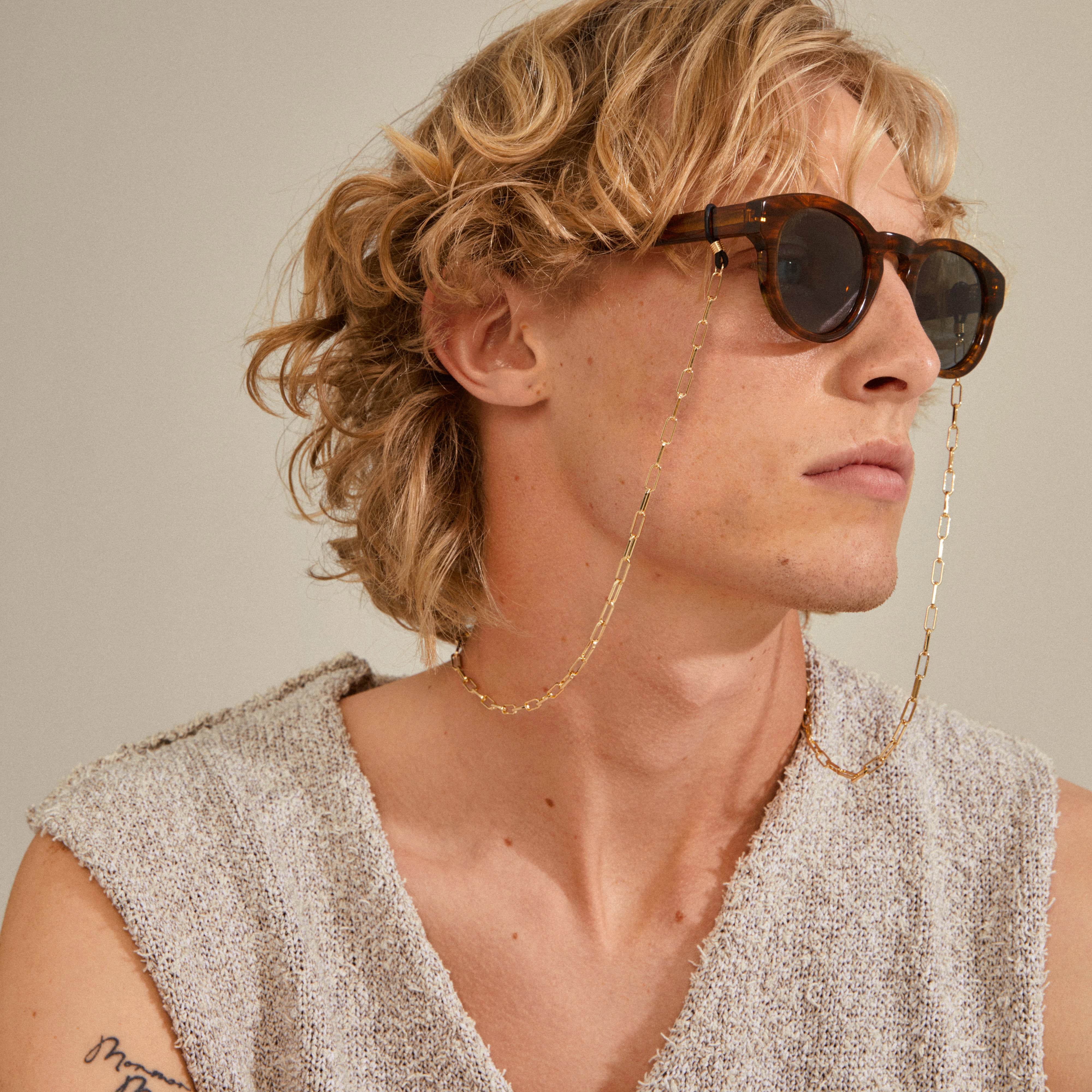PAOLA gold-plated chain for sunglasses, featuring a delicate cable-chain design, elegantly attached to sunglasses for a fashionable touch.