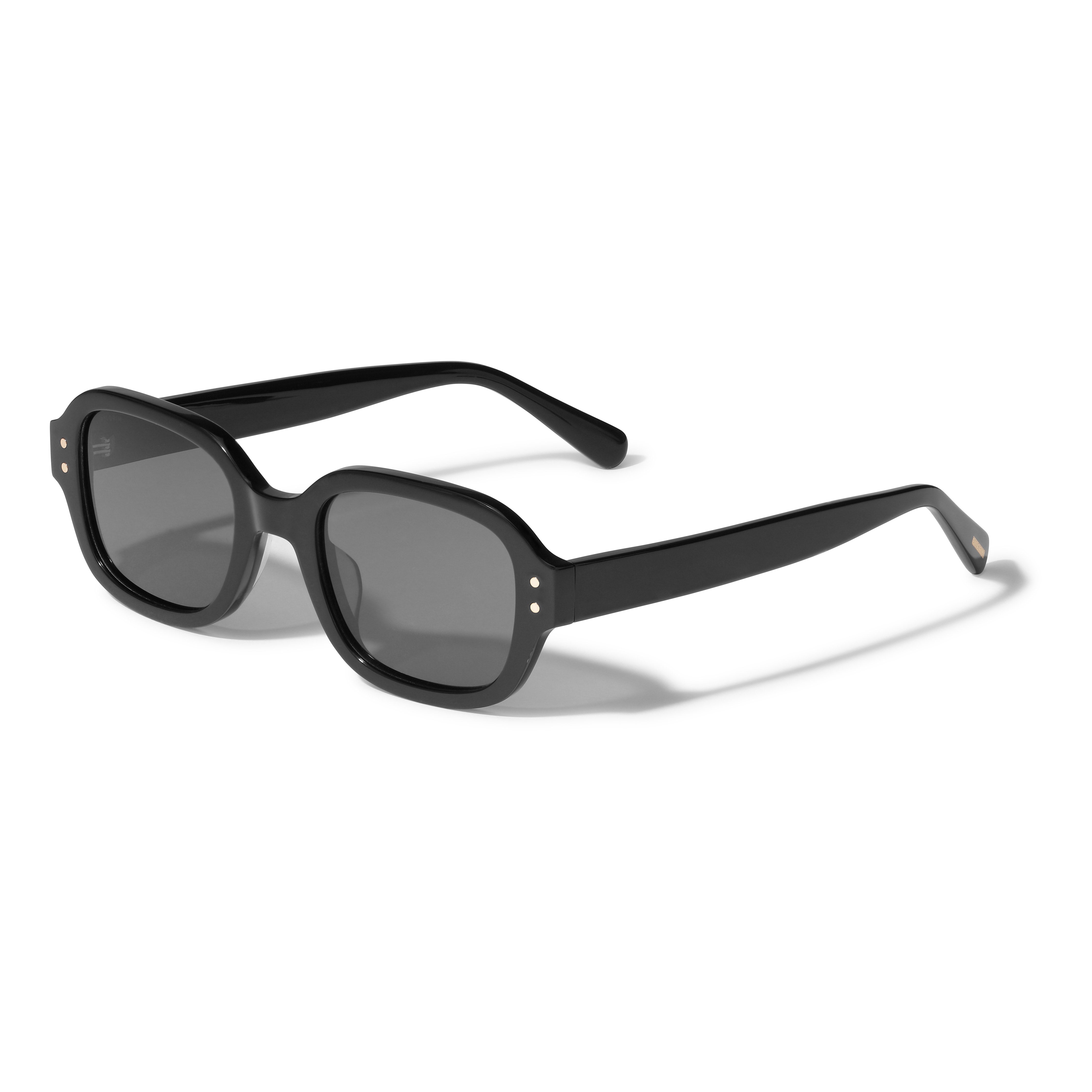 NELLA sunglasses black/gold feature black frames in recycled acetate with UV400 protection, perfect for stylish summer adventures. Comes with a sustainable pouch.