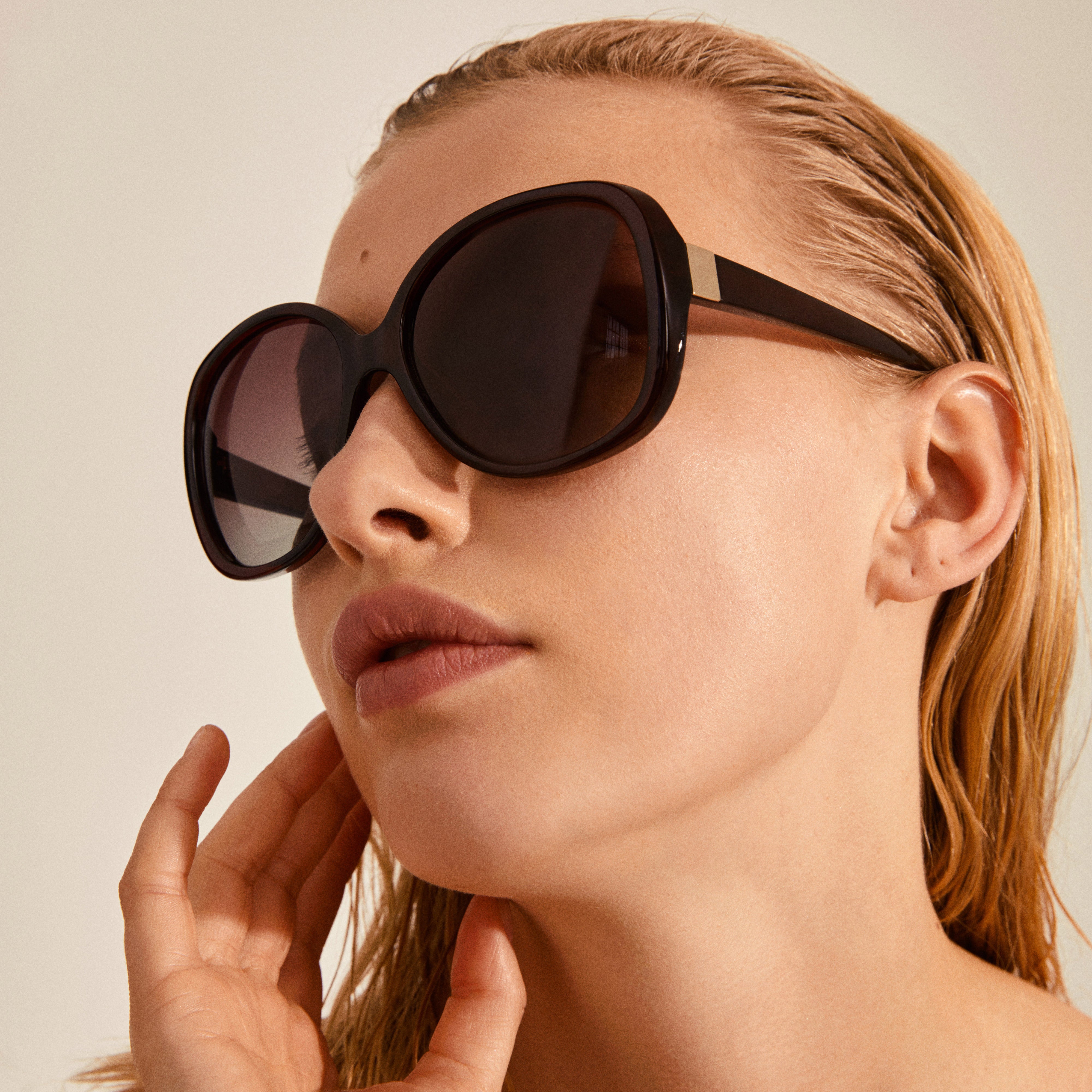 PARKER oversized retro sunglasses on woman, showcasing vintage glam with oversized frames and graduated brown lenses. Perfect for a stylish summer look.