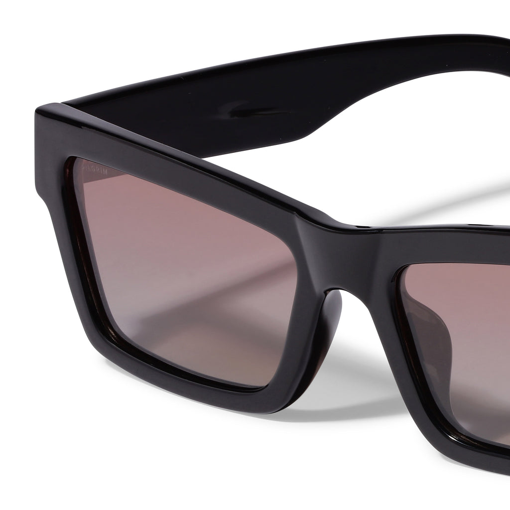 ASHLYN sunglasses featuring an exclusive angular design, crafted from 75% recycled plastic, offering UVA/UVB protection, ideal for a stylish and confident spring look.