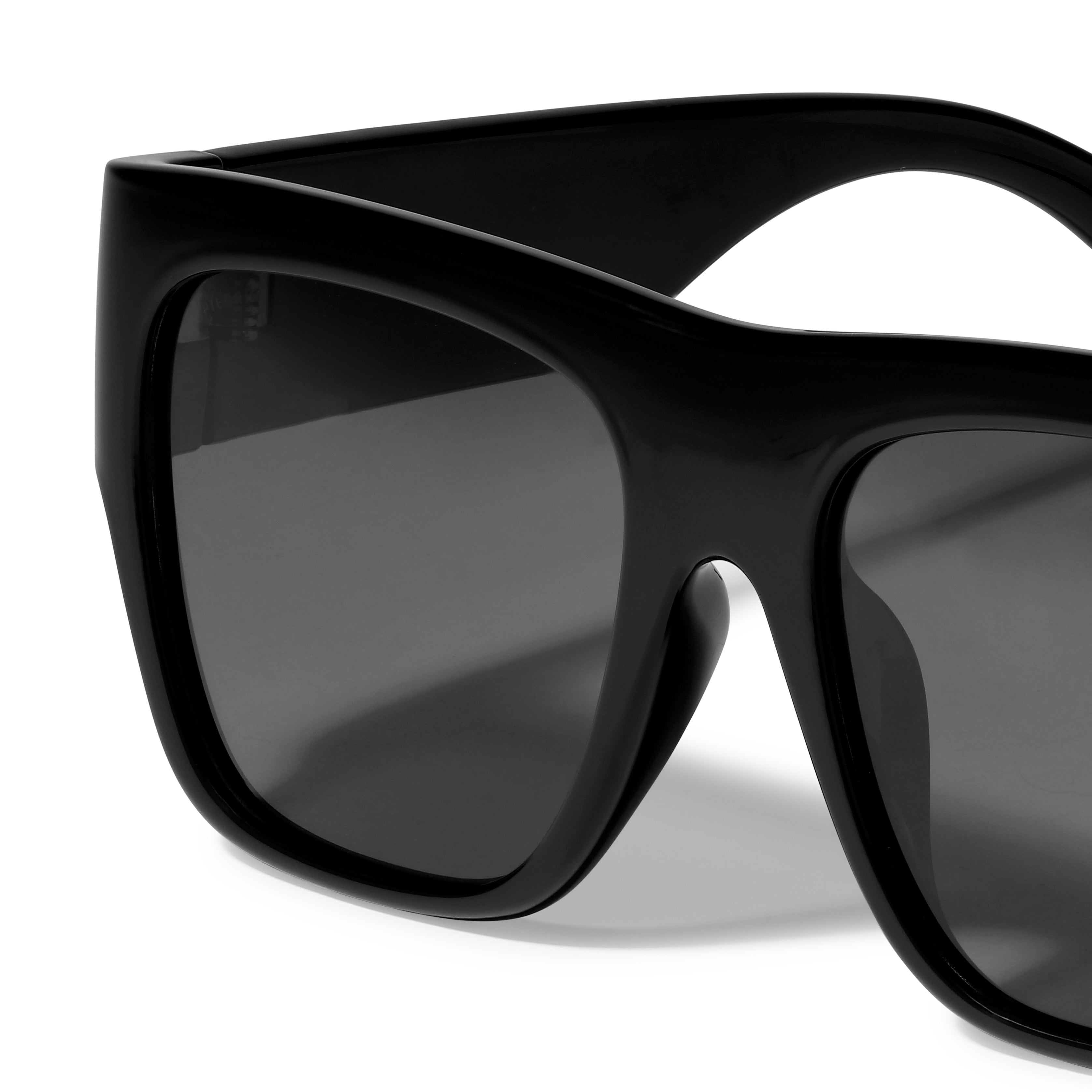 ANIYAH sunglasses black, featuring an angular oversized frame with ultra-wide temples and dark lenses, designed for a stylish, movie-star look.