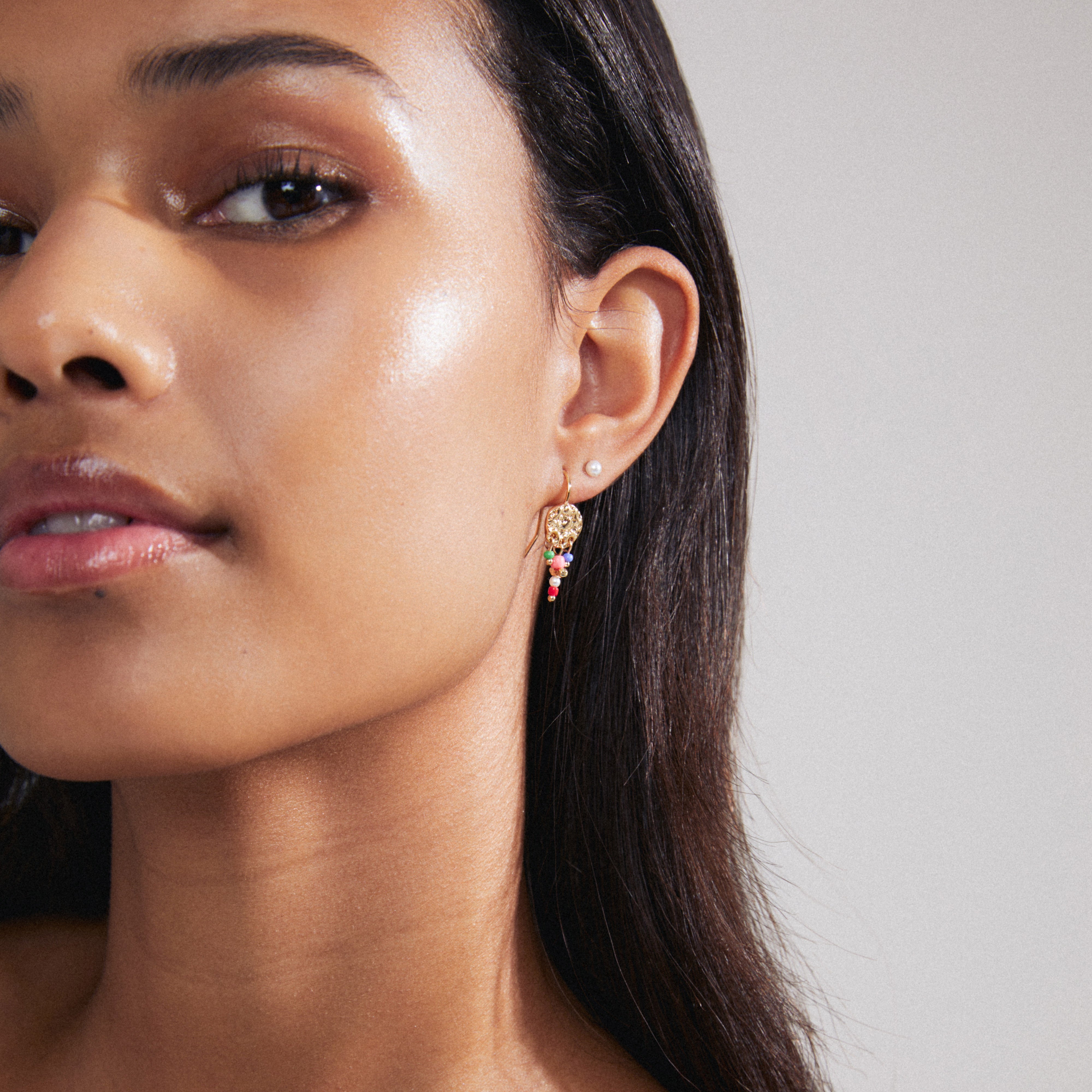 MSF earrings 2-in-1 set gold-plated, featuring gold-plated coin earrings with colorful beaded pendants. Stylish and supportive of Médecins Sans Frontières.