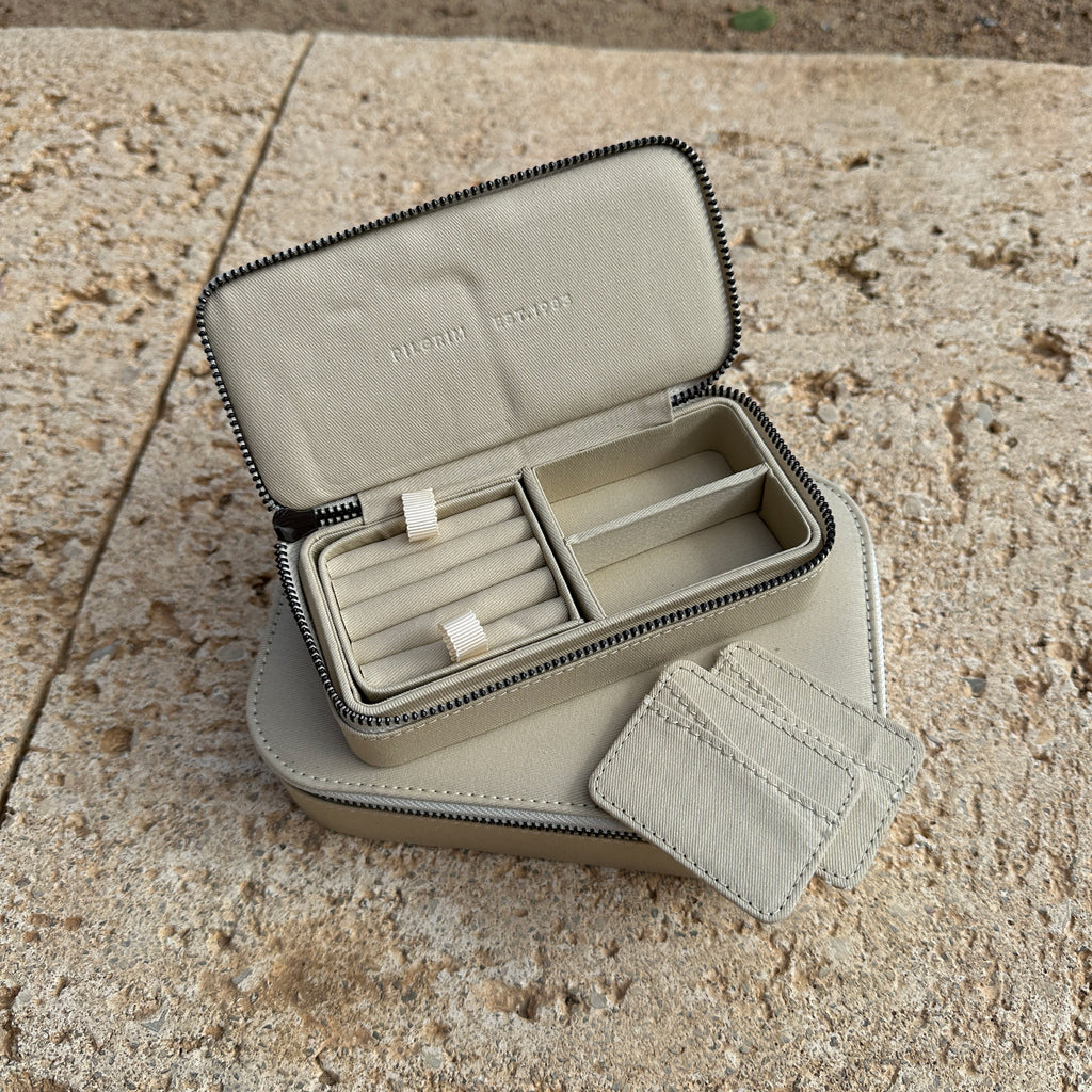 Jewellery box, Light Sand, Medium: A compact, Scandinavian-style jewellery organizer with a zipper, featuring compartments and pockets for rings, earrings, necklaces, and bracelets.