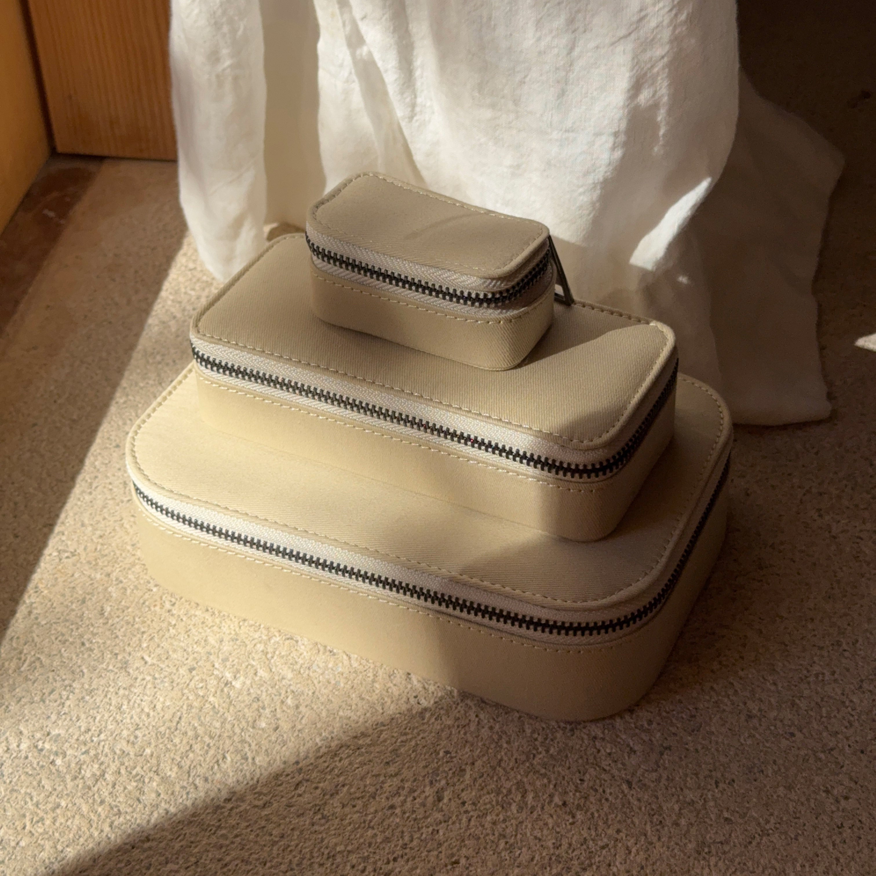 Jewellery box, Light Sand, Medium: Compact cotton box with zipper, featuring compartments for rings, necklaces, and more. Comes with a stylish dust bag for organized storage.