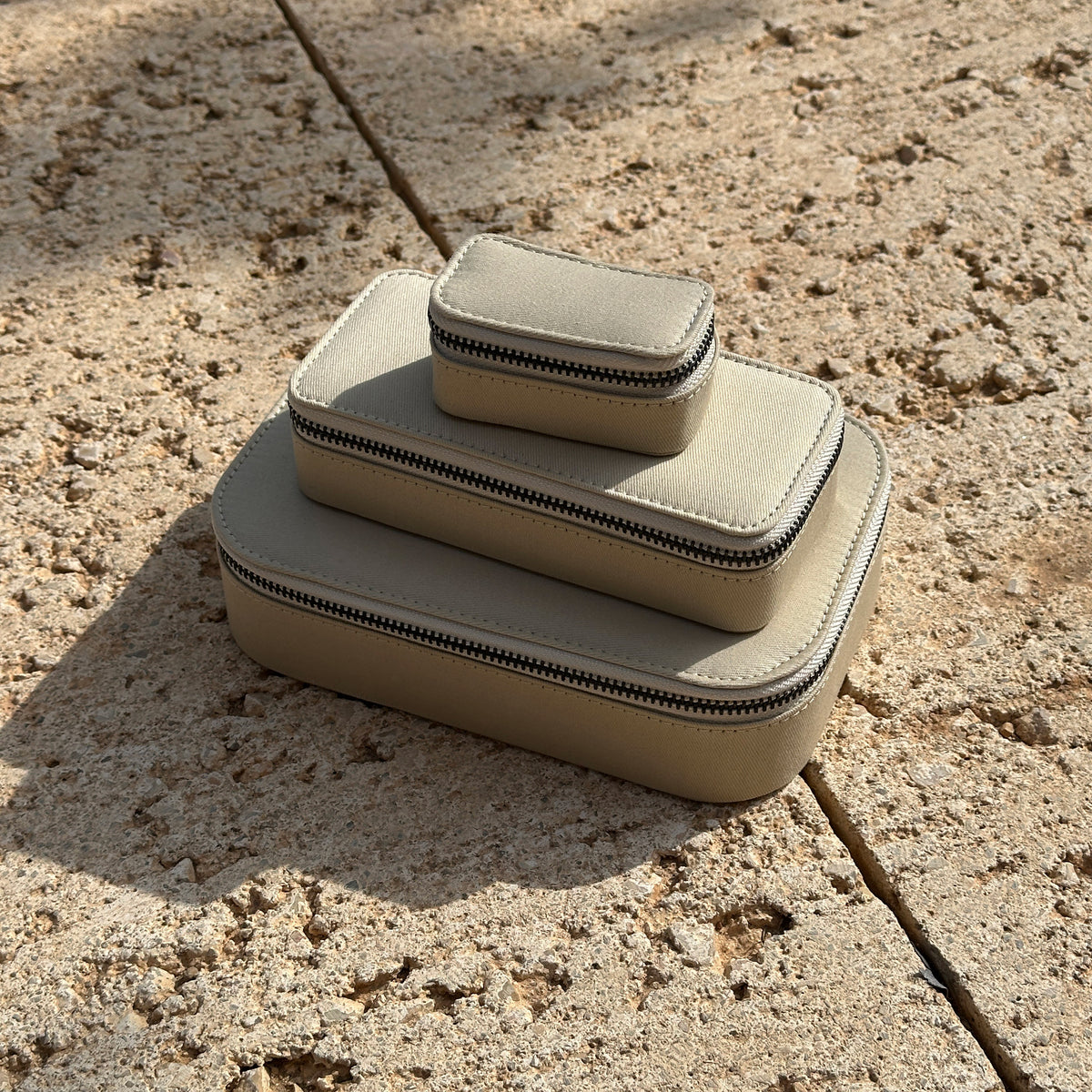 Mini jewelry box in Light Sand, featuring a sturdy zipper and compact design. Perfect for organizing rings, earrings, necklaces, and bracelets in Scandinavian style.