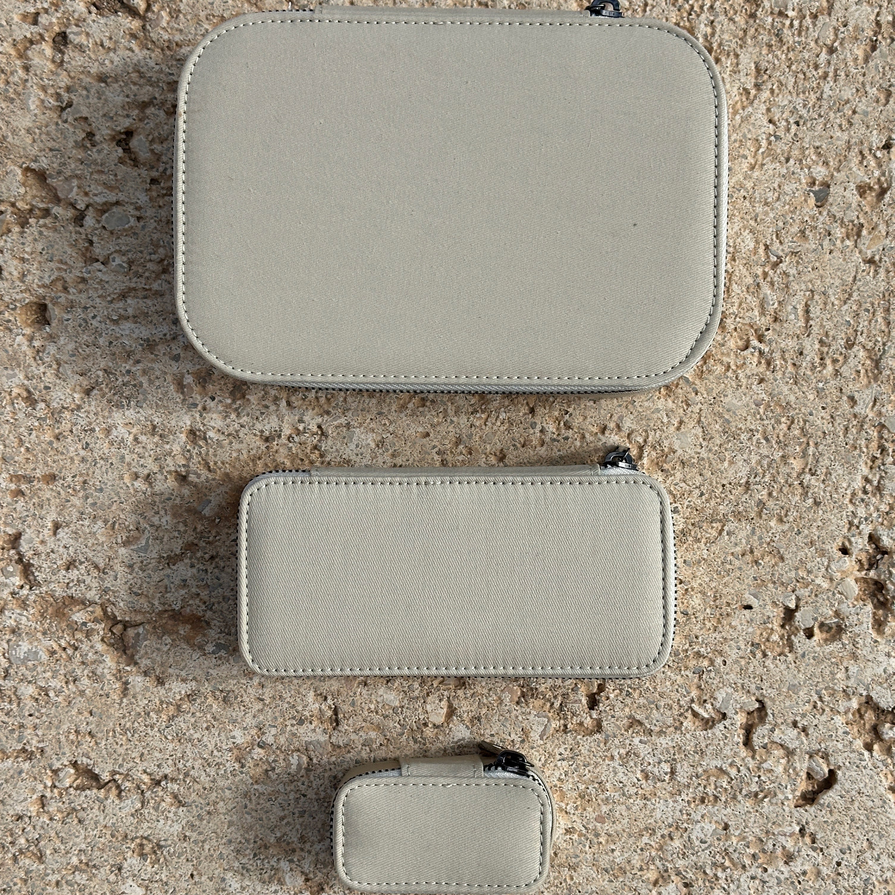 Close-up of the Light Sand Mini Jewellery Box by Pilgrim, showcasing its sturdy zipper and compact design ideal for organizing rings, earrings, necklaces, and bracelets.