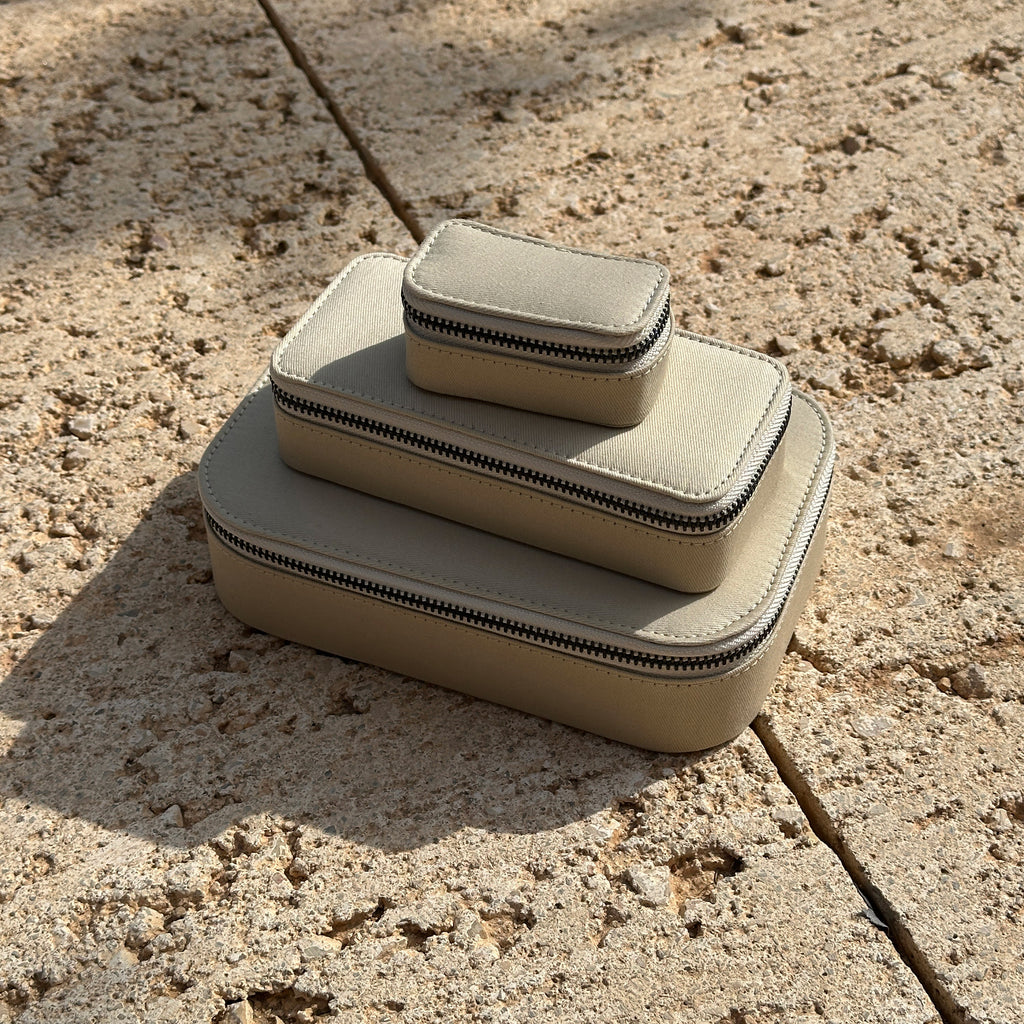 Jewellery box, Light Sand, Large; close-up of the sturdy zipper and fabric texture, showcasing a compact, organized interior with various compartments for versatile jewelry storage.