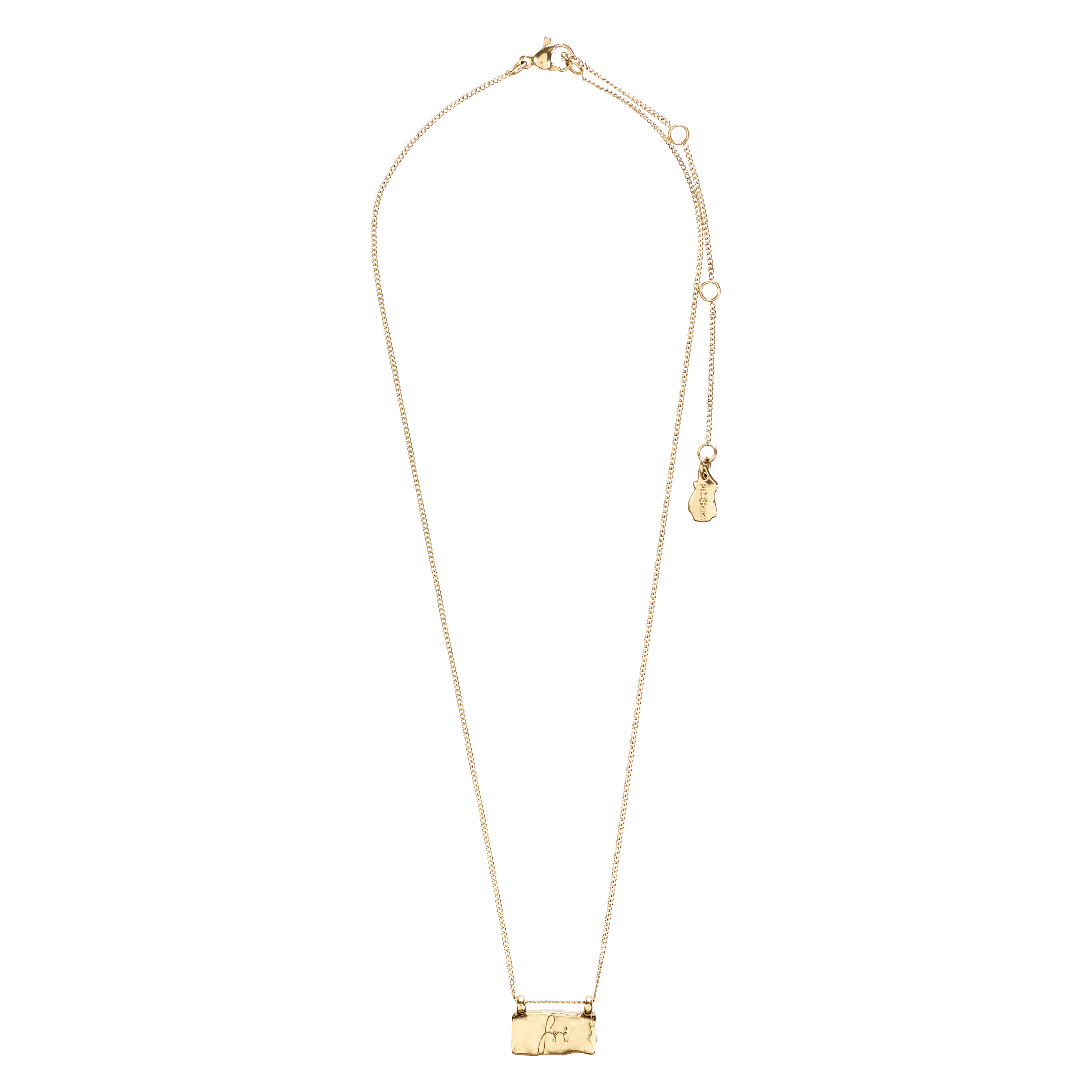 Gold-plated necklace with a rectangular pendant inscribed FRI, featuring a unique wavy surface, supporting FRI AF MISBRUG with each purchase.