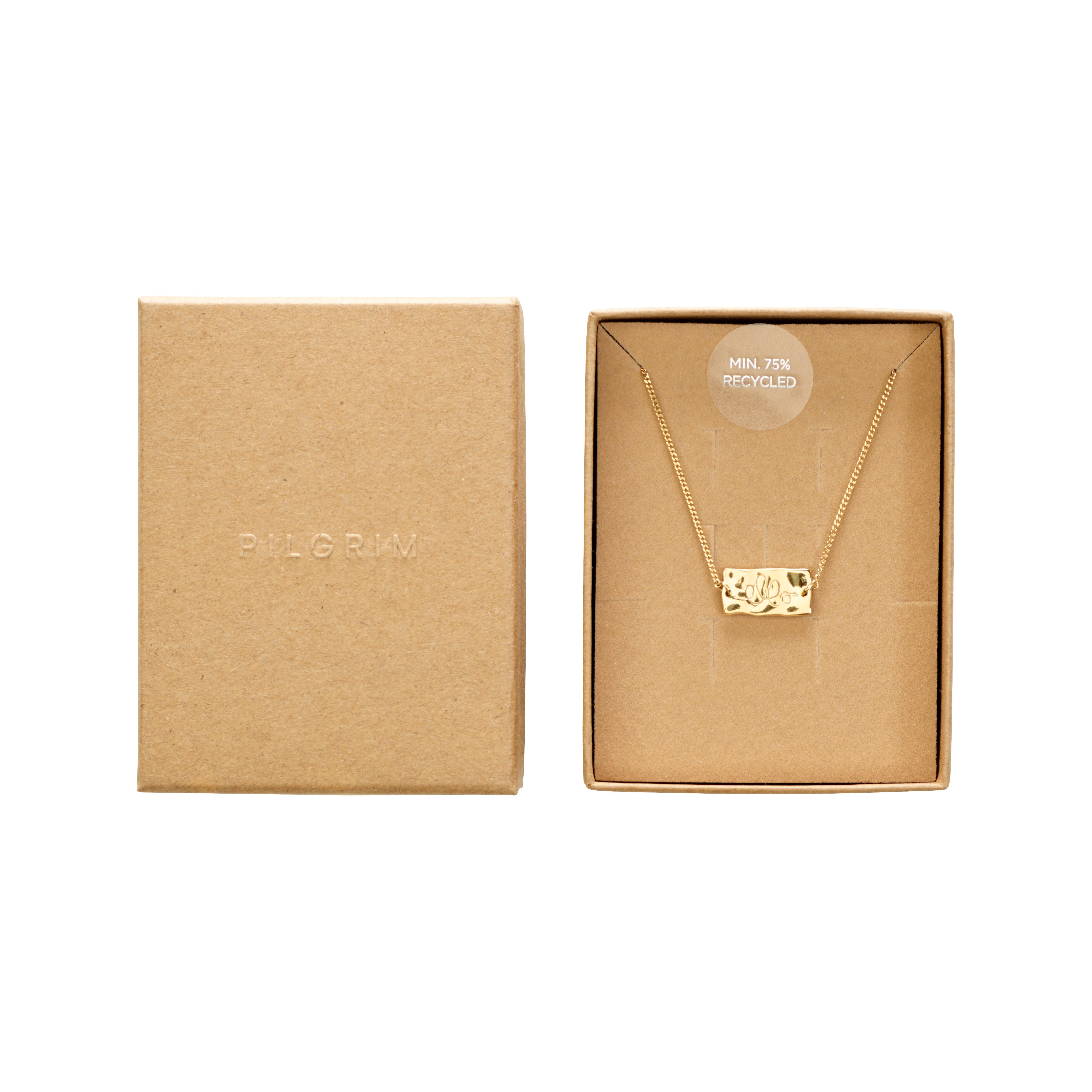 Gold-plated bracelet with FRI engraving in a box, featuring a sleek chain and rectangular pendant, supporting FRI AF MISBRUG.